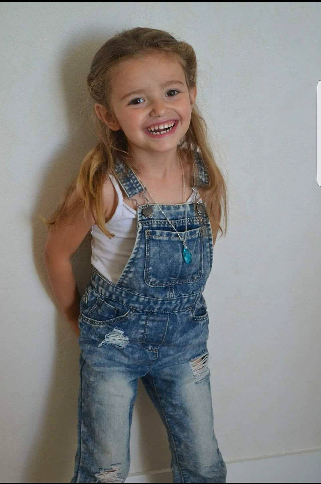 Jade participe au concours pour gagner de l'argent avec cette photo : abdomen, blue, brown_hair, child, child_model, clothing, denim, fun, girl, jeans, joy, outerwear, person, shorts, shoulder, smile, standing, toddler, top, trousers