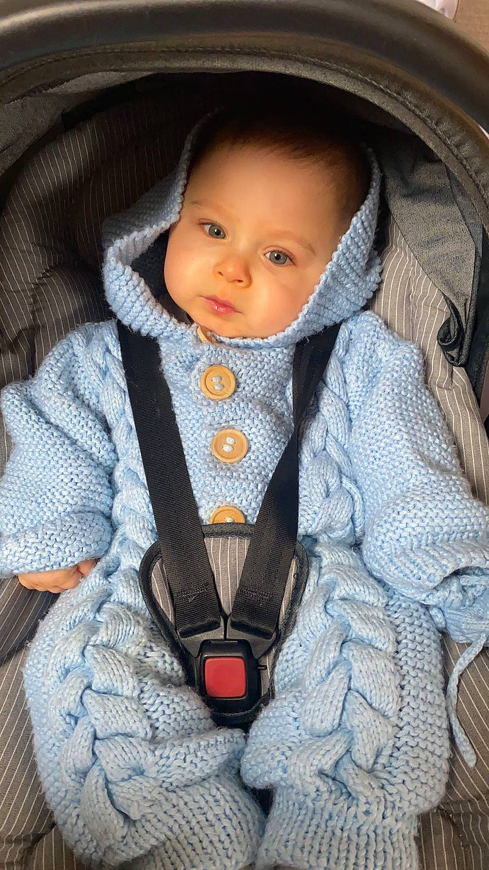 Lylio a rejoint le concours — aidez-le/la à gagner de superbes lots ! baby, baby_carriage, baby_products, baby_toddler_clothing, button, car_seat, cheek, child, collar, comfort, fashion_accessory, jacket, outerwear, pattern, person, sitting, sleeve, textile, toddler, wool
