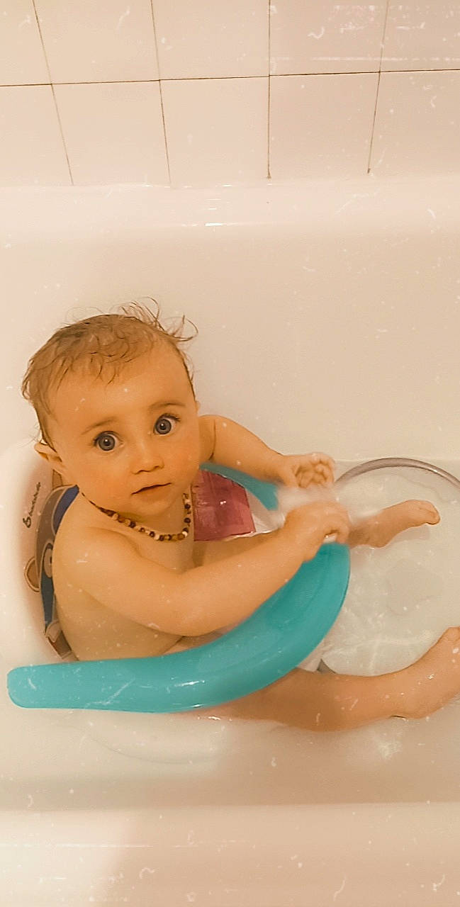 Tessa a rejoint le concours — aidez-le/la à gagner de superbes lots ! baby, baby_bathing, bath_toy, bathing, bathroom, bathtub, finger, fluid, fun, hand, human_body, leisure, liquid, person, personal_care, plumbing, plumbing_fixture, skin, thumb, toddler