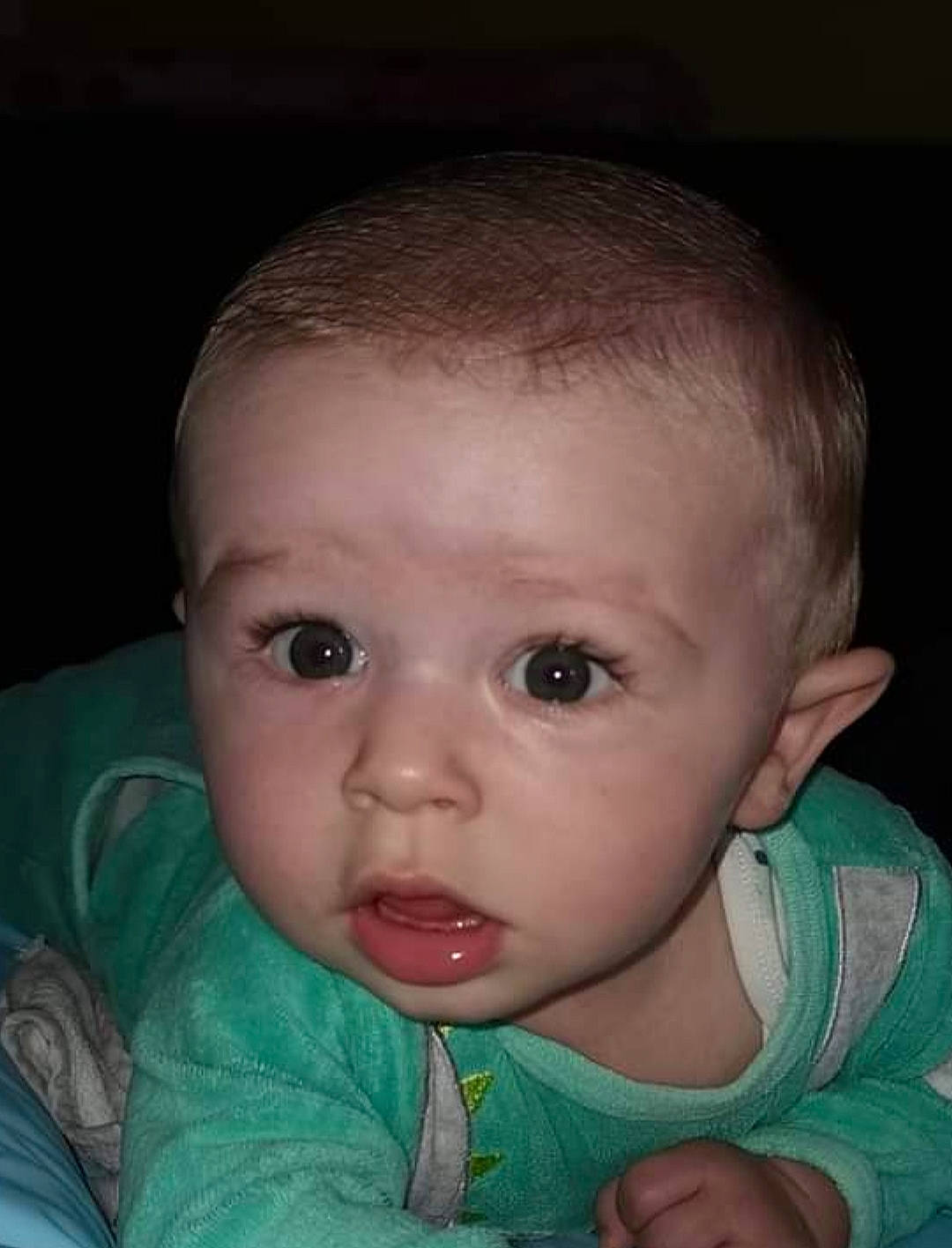 Ezio a rejoint le concours — aidez-le/la à gagner de superbes lots ! baby, baby_toddler_clothing, cheek, child, chin, ear, eyebrow, eyelash, facial_expression, finger, flash_photography, iris, lip, mammal, mouth, neck, nose, people, person, skin