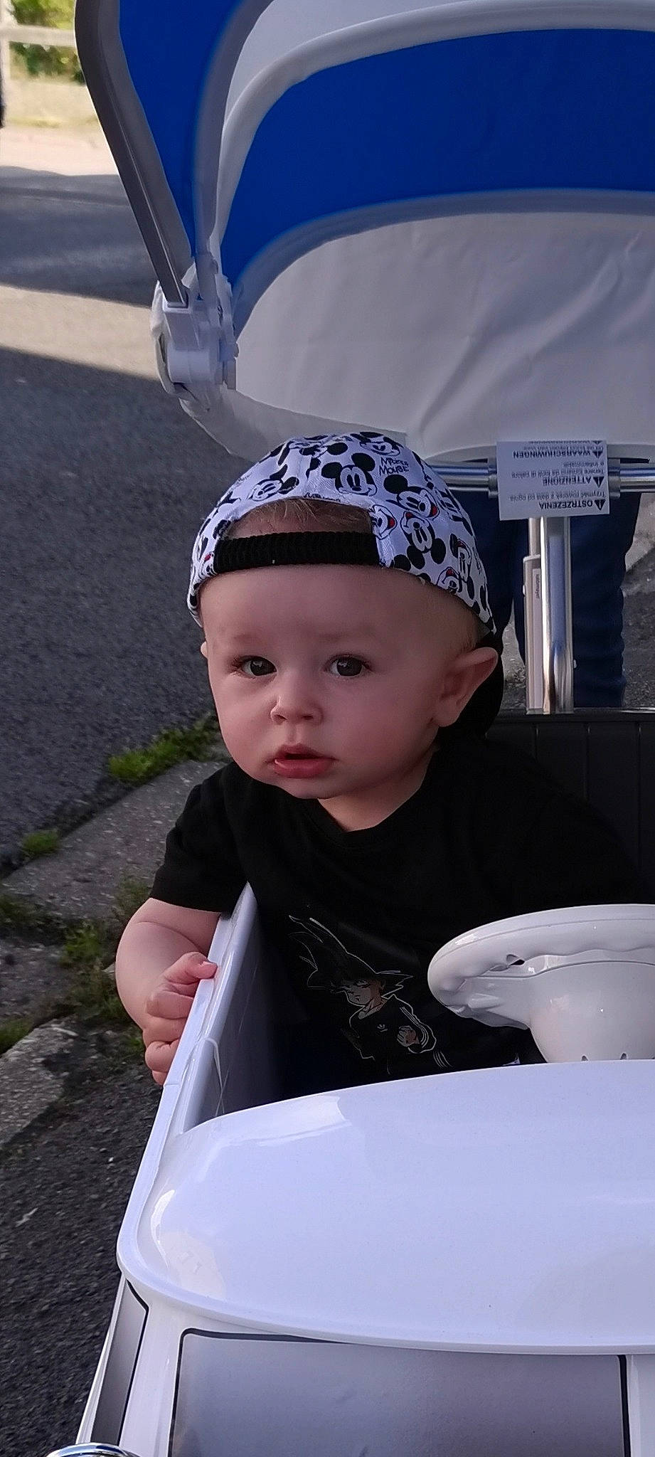 Ezio participe au concours pour gagner de l'argent avec cette photo : baby, baby_toddler_clothing, blue, cap, child, dishware, eyewear, fashion_accessory, fun, grass, hair_accessory, headband, headgear, headpiece, headwear, jewellery, mixing_bowl, person, personal_protective_equipment, serveware