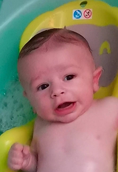 Ezio a rejoint le concours — aidez-le/la à gagner de superbes lots ! baby, baby_bathing, cheek, chin, eye, eyebrow, eyelash, face, facial_expression, forehead, hairstyle, head, iris, mouth, neck, nose, person, photograph, product, skin