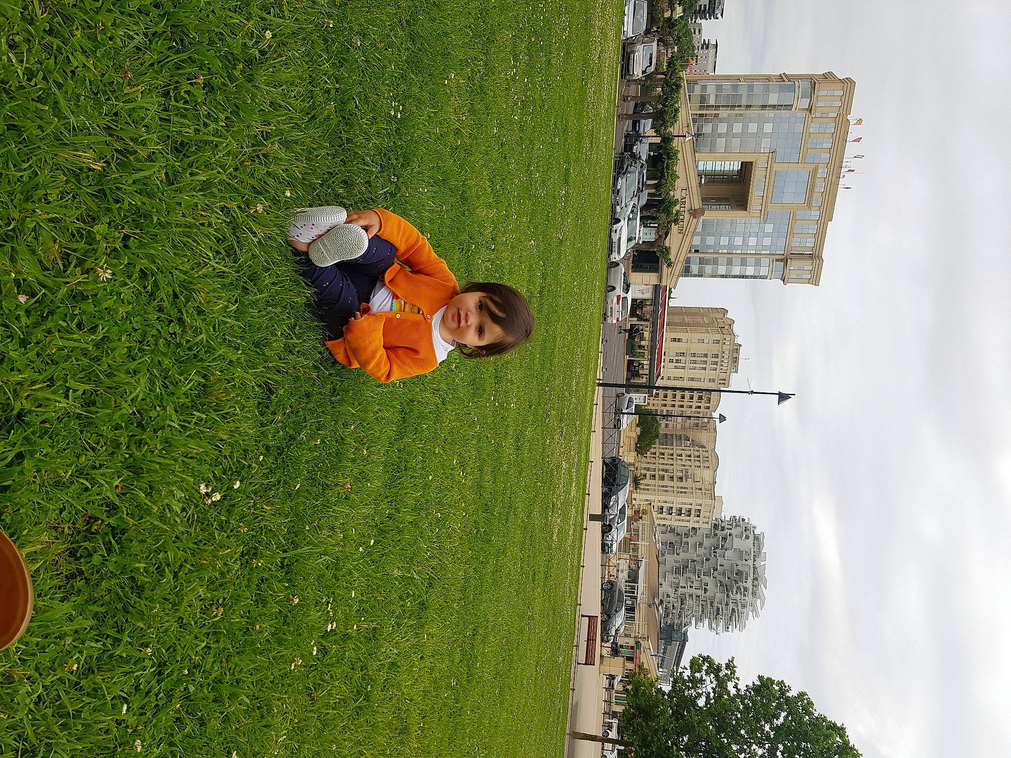 Syrine participe au concours pour gagner de l'argent avec cette photo : artificial_turf, building, cloud, facade, flooring, fun, grass, grassland, groundcover, house, landscape, leisure, people_in_nature, person, plant, recreation, shrub, sky, tree, urban_design