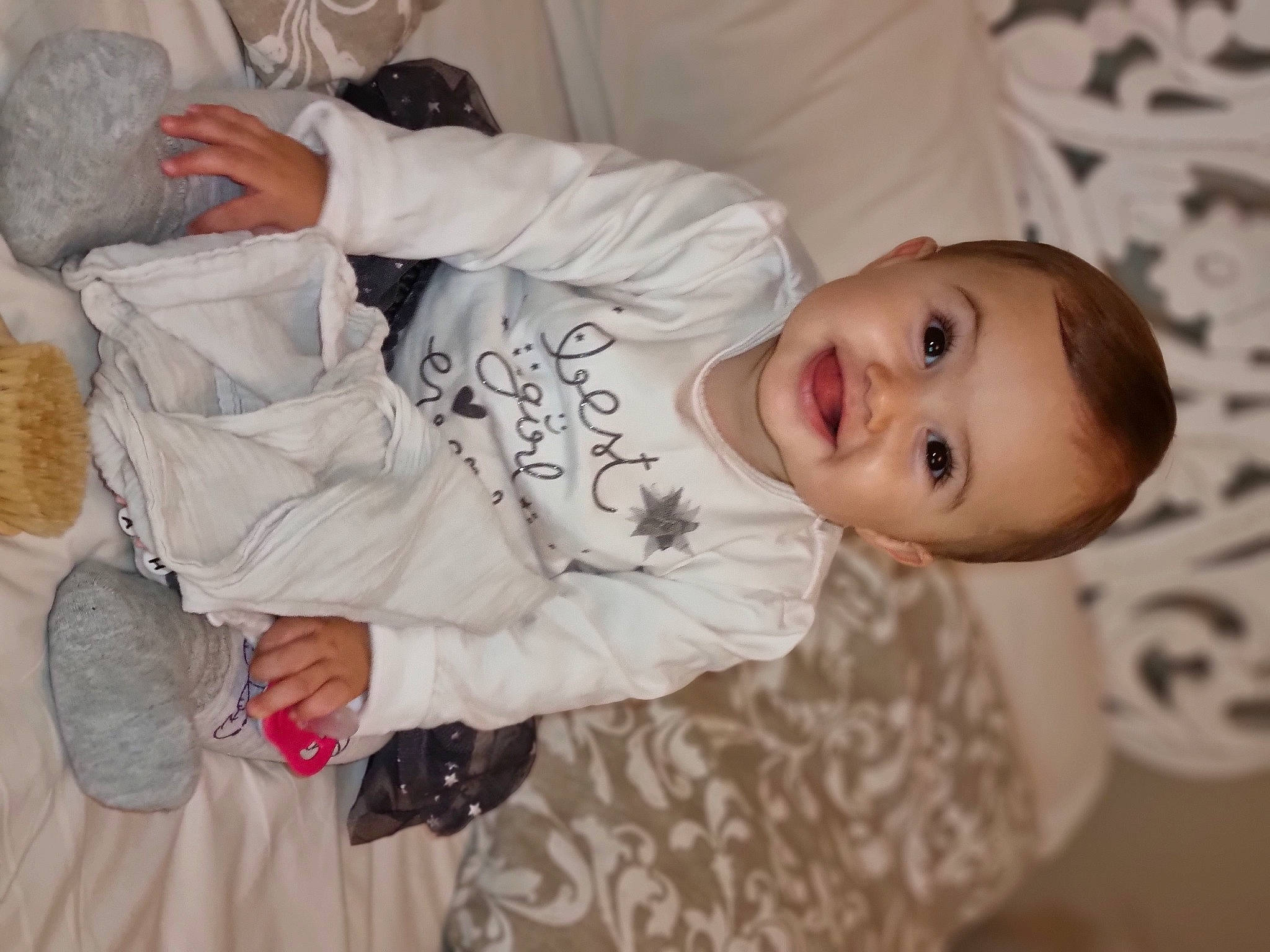 Melillah a rejoint le concours — aidez-le/la à gagner de superbes lots ! baby, baby_products, baby_sleeping, baby_toddler_clothing, cheek, child, chin, comfort, facial_expression, fun, happy, iris, joy, mouth, nose, person, room, sitting, skin, sleeve