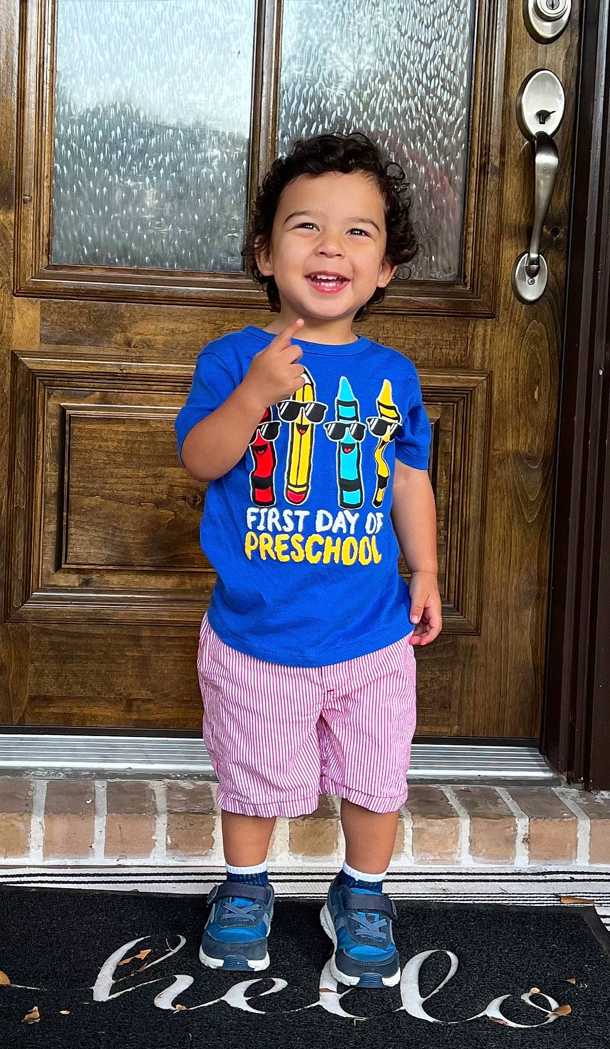 Ander is registered to the contest to win money with this photo: arm, baby_toddler_clothing, black, fashion, hairstyle, happy, joint, joy, person, photograph, purple, shoe, shorts, shoulder, sleeve, smile, standing, t_shirt, thigh, waist
