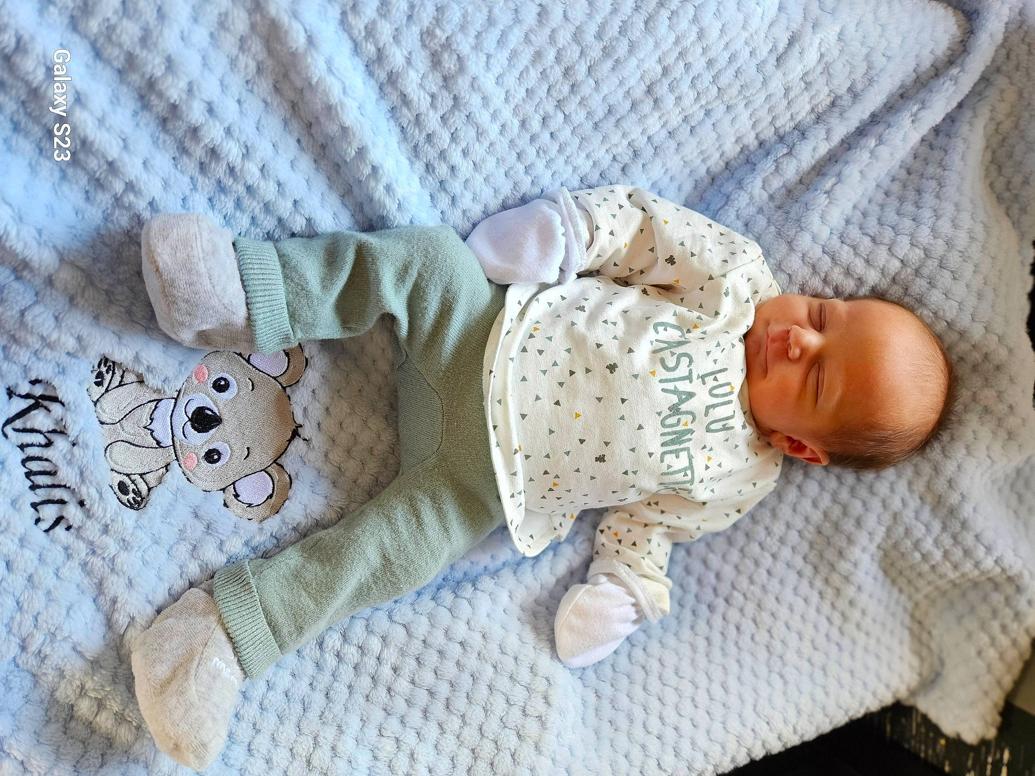 Khalis participe au concours pour gagner de l'argent avec cette photo : baby, baby_products, baby_sleeping, baby_toddler_clothing, child, comfort, hand, linens, mammal, pattern, person, product, room, sitting, skin, sleep, sleeve, textile, toddler, wood