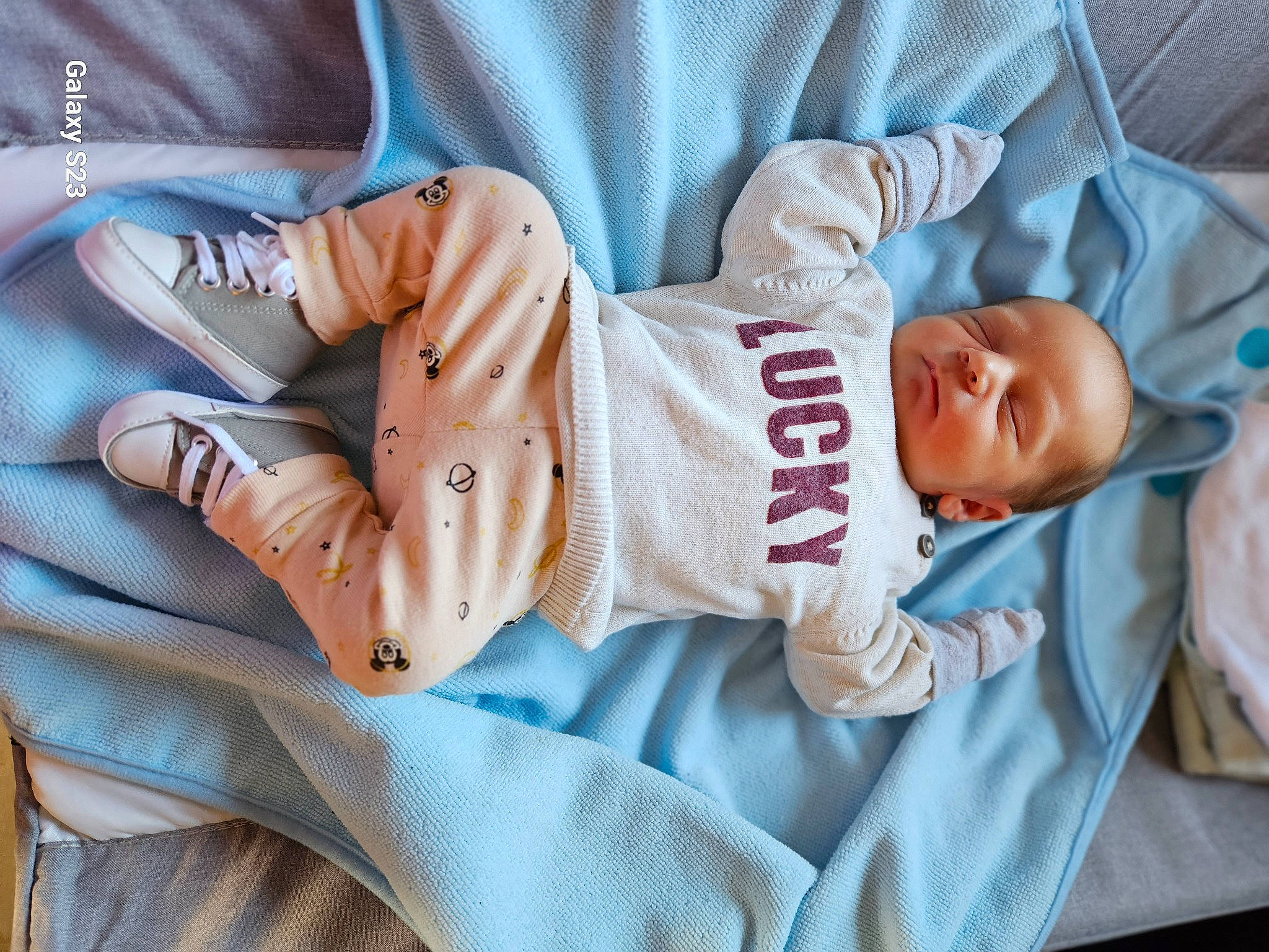 Khalis participe au concours pour gagner de l'argent avec cette photo : baby, baby_products, baby_sleeping, baby_toddler_clothing, bedtime, child, comfort, glasses, human_leg, jewellery, linens, nail, nap, pattern, peach, person, product, sleeve, textile, thigh