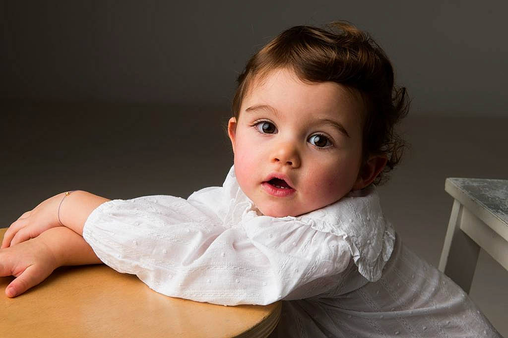 Romy participe au concours pour gagner de l'argent avec cette photo : baby, baby_toddler_clothing, cheek, child, collar, comfort, elbow, eyelash, flash_photography, gesture, happy, human_leg, iris, lip, no_expression, person, sitting, skin, sleeve, toddler