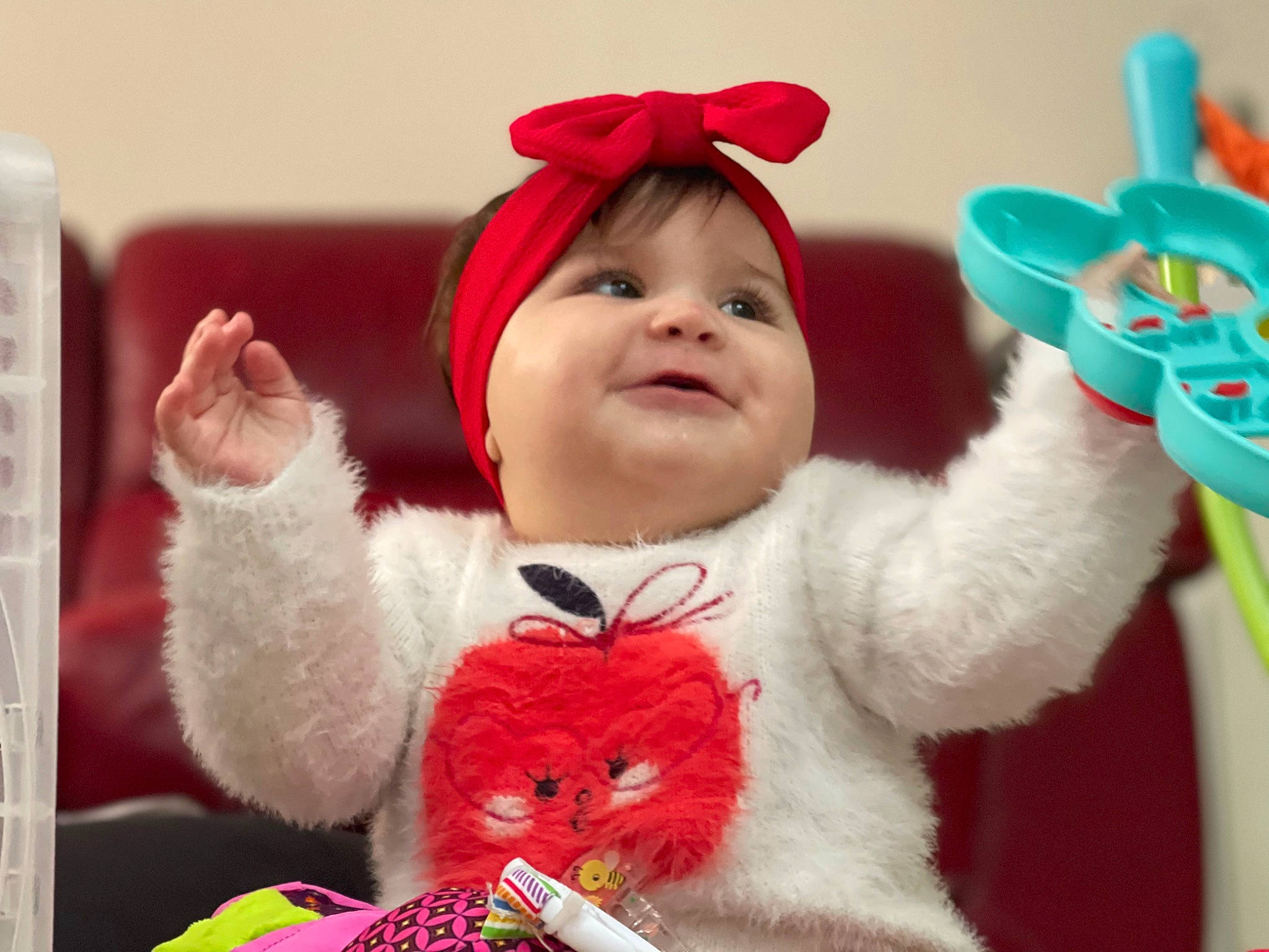 Melek a rejoint le concours — aidez-le/la à gagner de superbes lots ! baby_toddler_clothing, bow_tie, cap, costume_hat, gesture, happy, hat, headgear, joy, mammal, organ, outerwear, person, pink, product, sleeve, smile, textile, toddler, toy