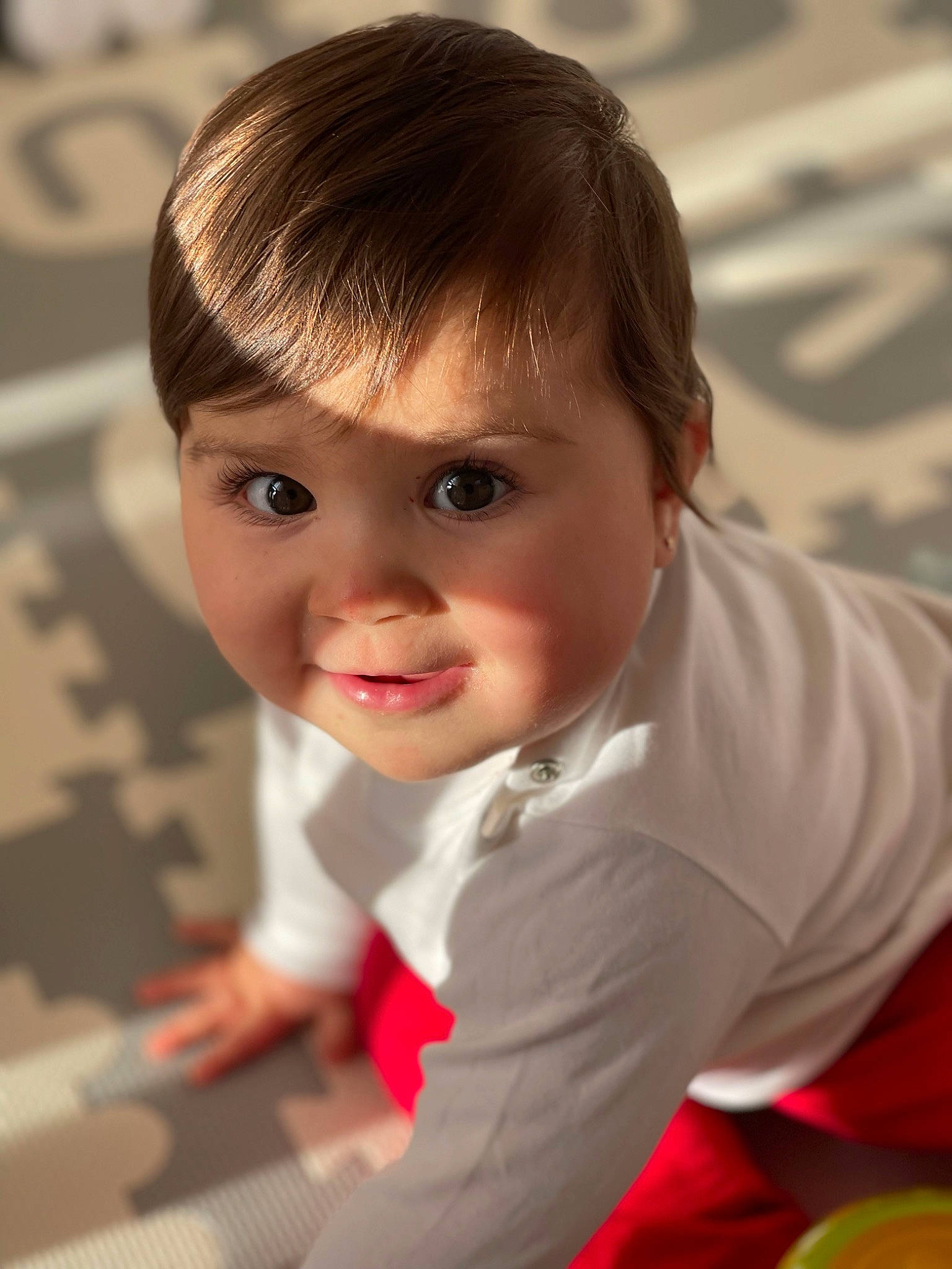 Melek a rejoint le concours — aidez-le/la à gagner de superbes lots ! arm, cheek, chin, eyebrow, eyelash, face, flooring, forehead, happy, head, human_body, iris, lip, mouth, nose, person, skin, sleeve, smile, toddler