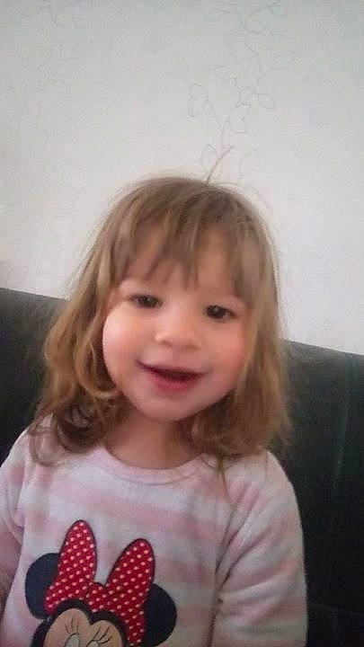 Mila participe au concours pour gagner de l'argent avec cette photo : blond, child, emotion, eye, face, facial_expression, finger, girl, hair, hairstyle, hand, head, human_action, mouth, nose, organ, person, skin, smile, toddler