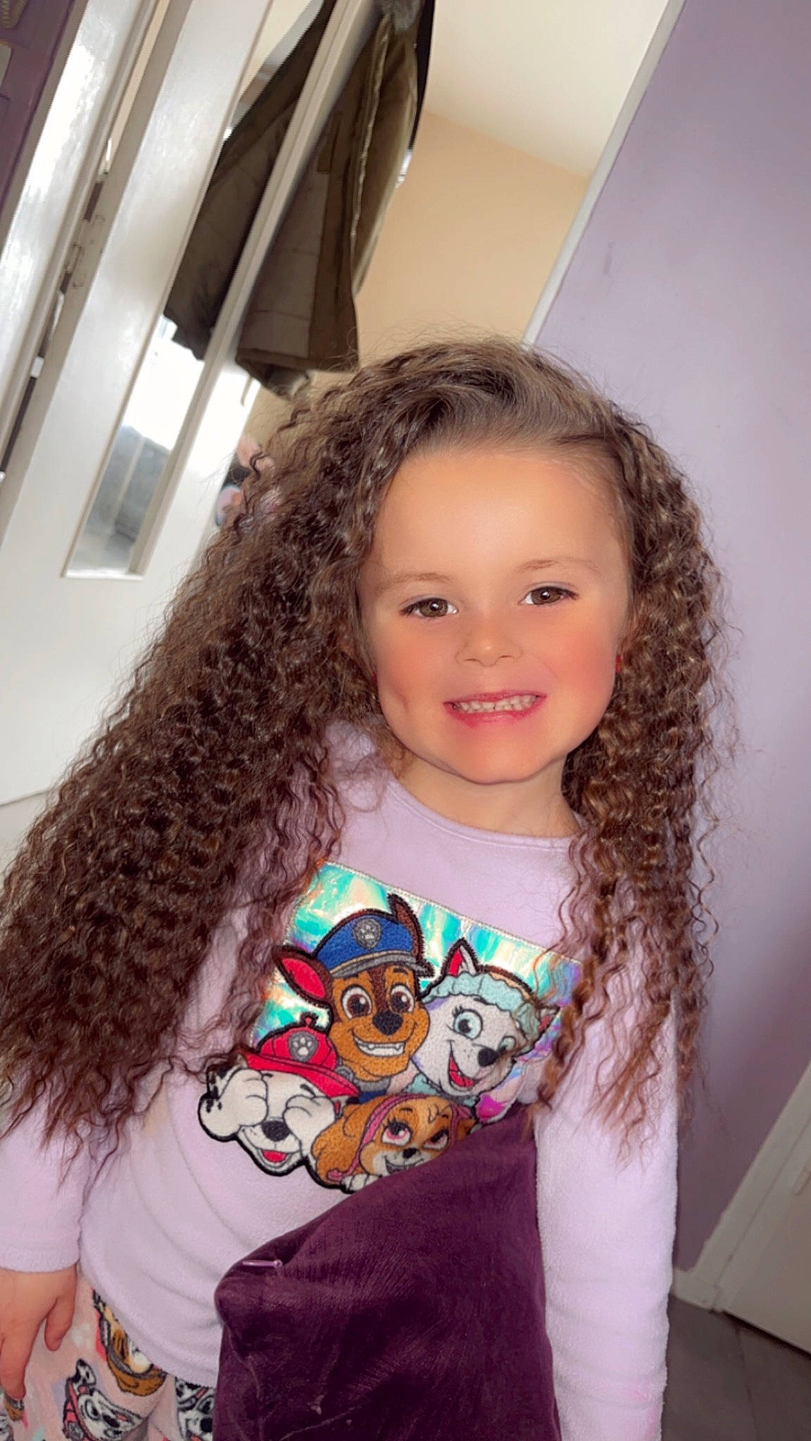 Myla participe au concours pour gagner de l'argent avec cette photo : black_hair, cheek, chin, eyebrow, eyelash, facial_expression, hair, hairstyle, happy, iris, joy, lip, mammal, neck, nose, person, shoulder, skin, sleeve, smile