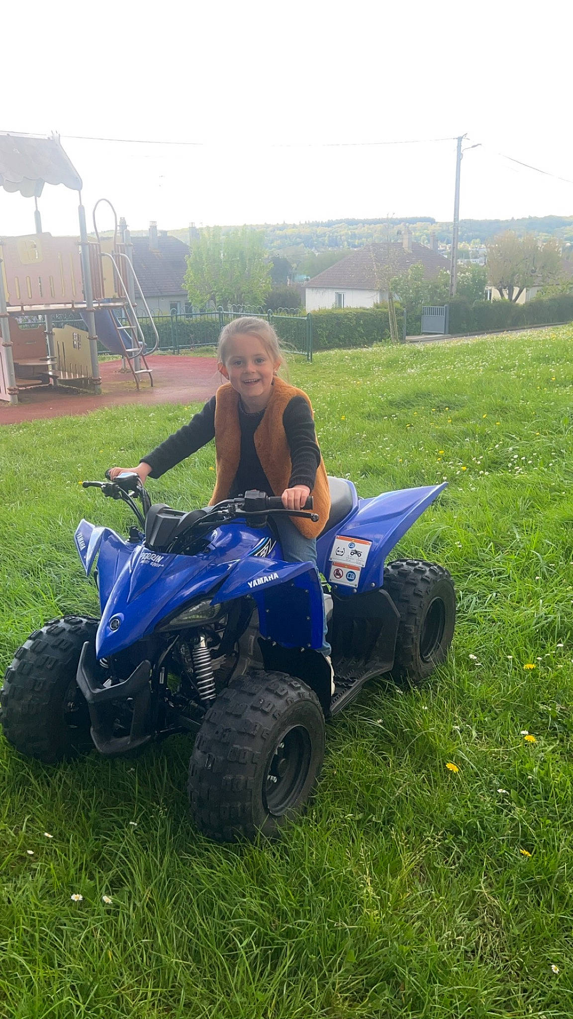 Myla a rejoint le concours — aidez-le/la à gagner de superbes lots ! automotive_design, automotive_exterior, automotive_tire, automotive_wheel_system, bumper, fender, grass, grassland, joy, meadow, motor_vehicle, person, plant, riding_toy, rim, sky, synthetic_rubber, t_shirt, tire, tread