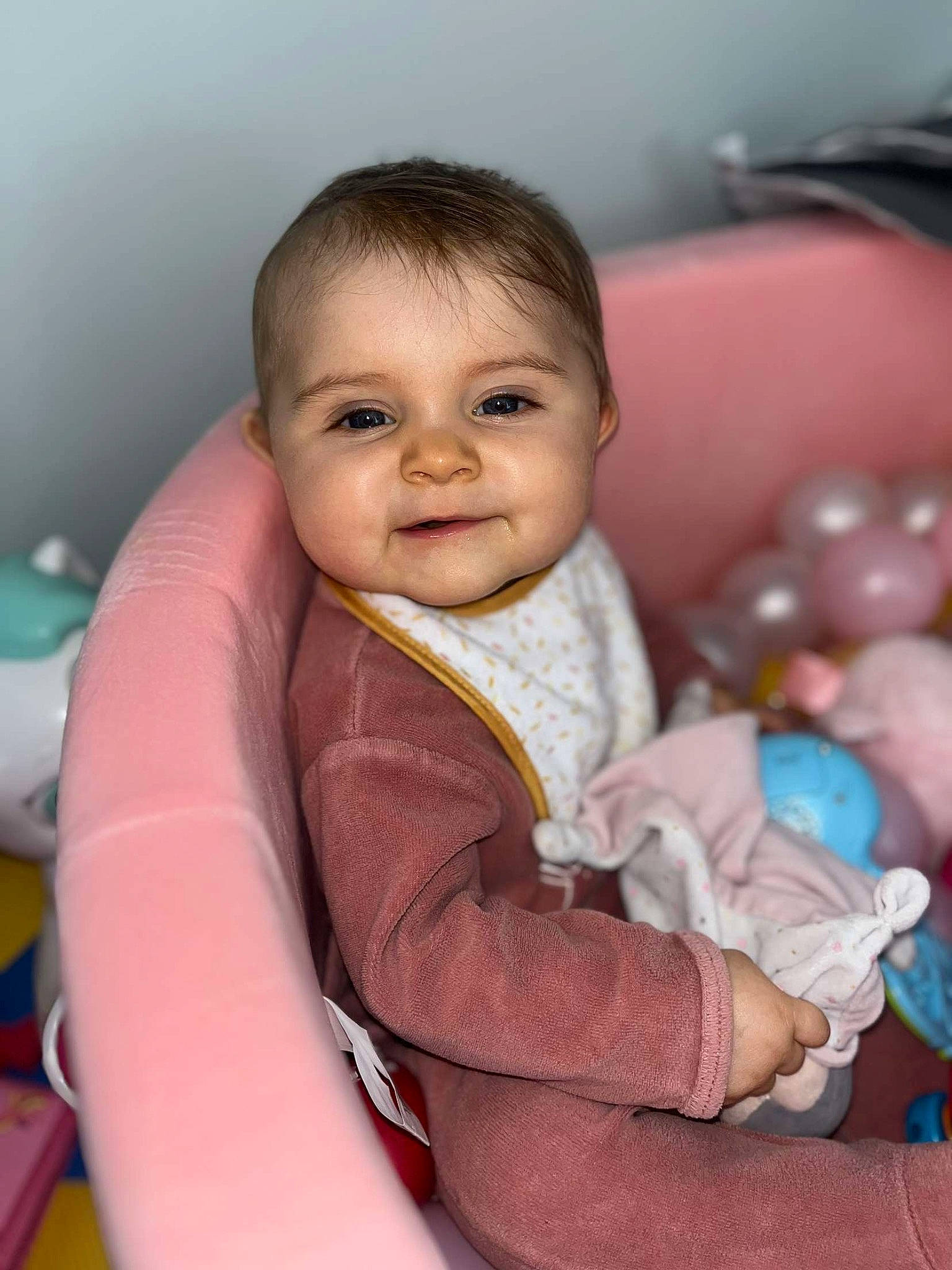 Myla participe au concours pour gagner de l'argent avec cette photo : arm, baby, baby_toddler_clothing, cheek, child, comfort, finger, flash_photography, fun, happy, human_body, iris, joy, lip, mouth, nose, person, product, sitting, skin