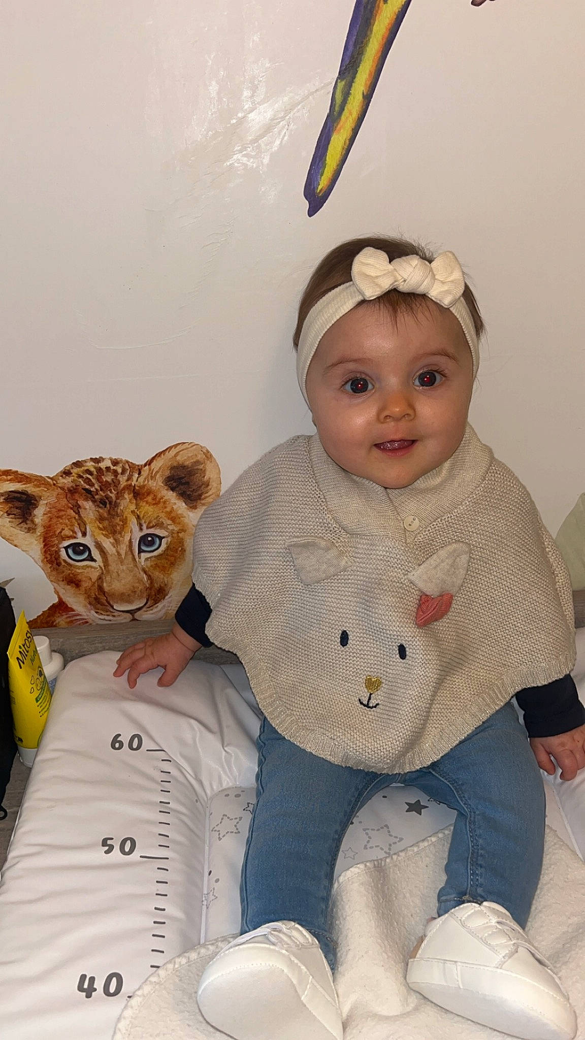 Cassy participe au concours pour gagner de l'argent avec cette photo : baby, baby_toddler_clothing, cap, child, comfort, felidae, happy, headgear, headwear, jeans, person, room, sitting, skin, sleeve, small_to_medium_sized_cats, smile, sock, stuffed_toy, toddler