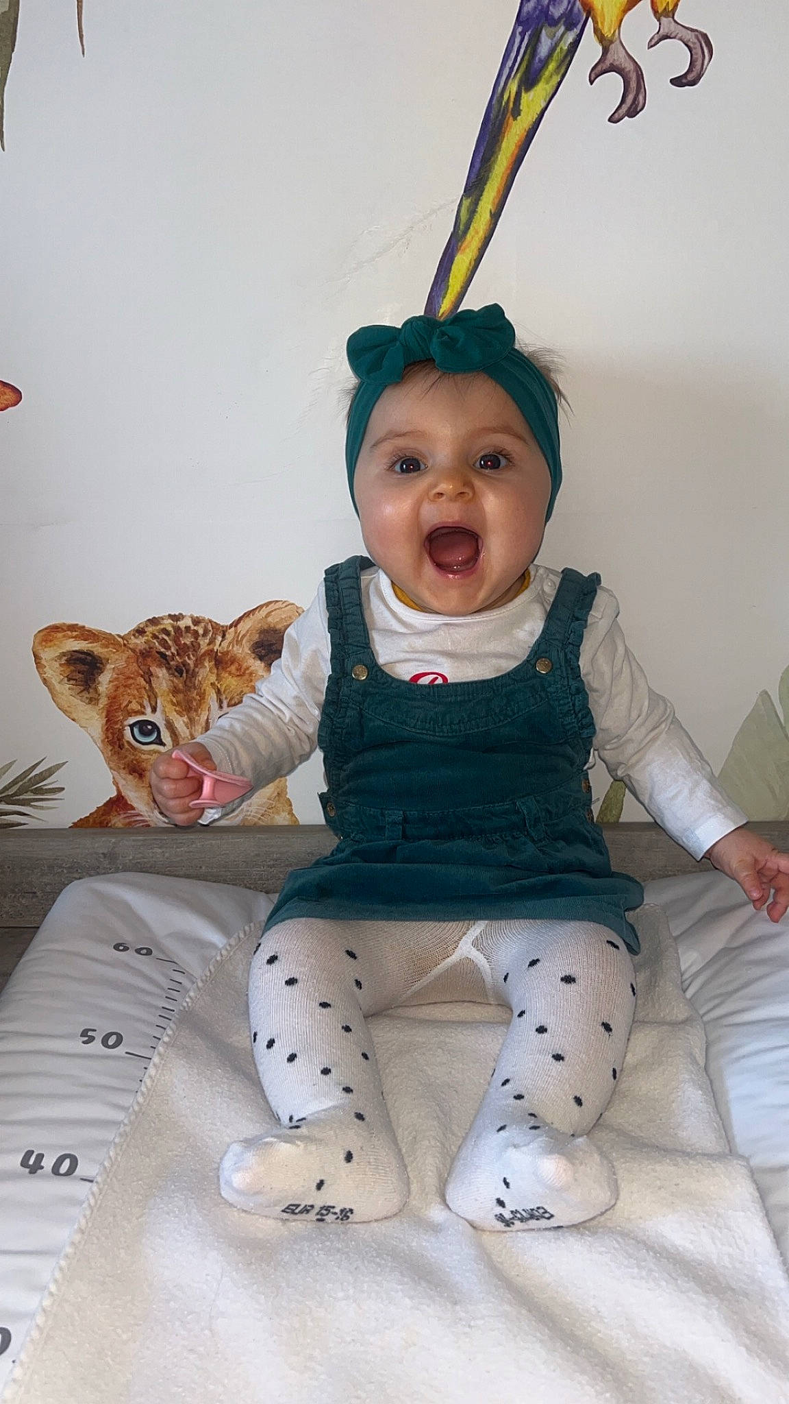 Cassy participe au concours pour gagner de l'argent avec cette photo : arm, baby, baby_toddler_clothing, cat, chair, child, eye, face, happy, hat, head, headwear, outerwear, pattern, person, sitting, skin, sleeve, smile, t_shirt