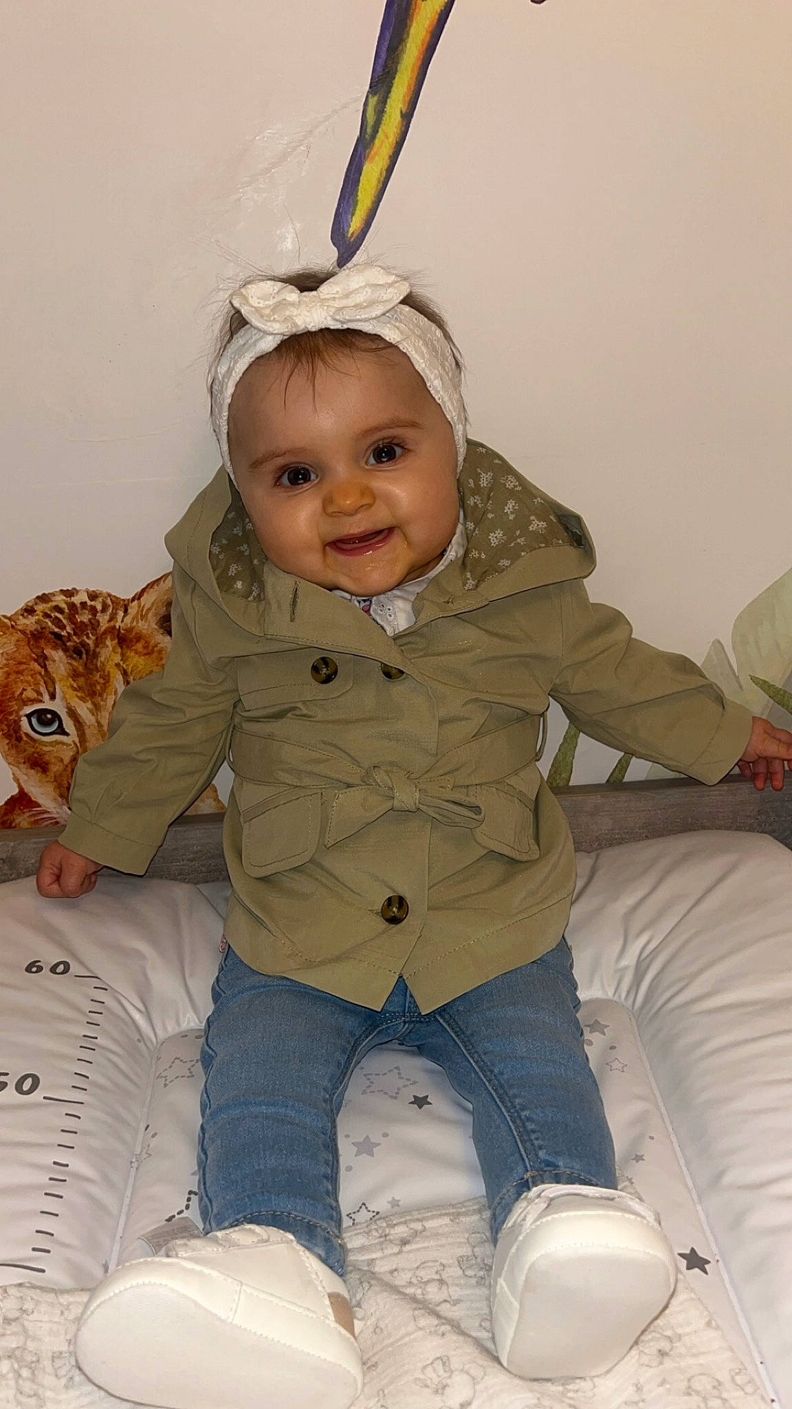 Cassy a rejoint le concours — aidez-le/la à gagner de superbes lots ! baby, baby_toddler_clothing, child, comfort, costume_hat, fictional_character, fun, fur, happy, head, headband, joy, person, room, sitting, sleeve, smile, stuffed_toy, teddy_bear, toddler