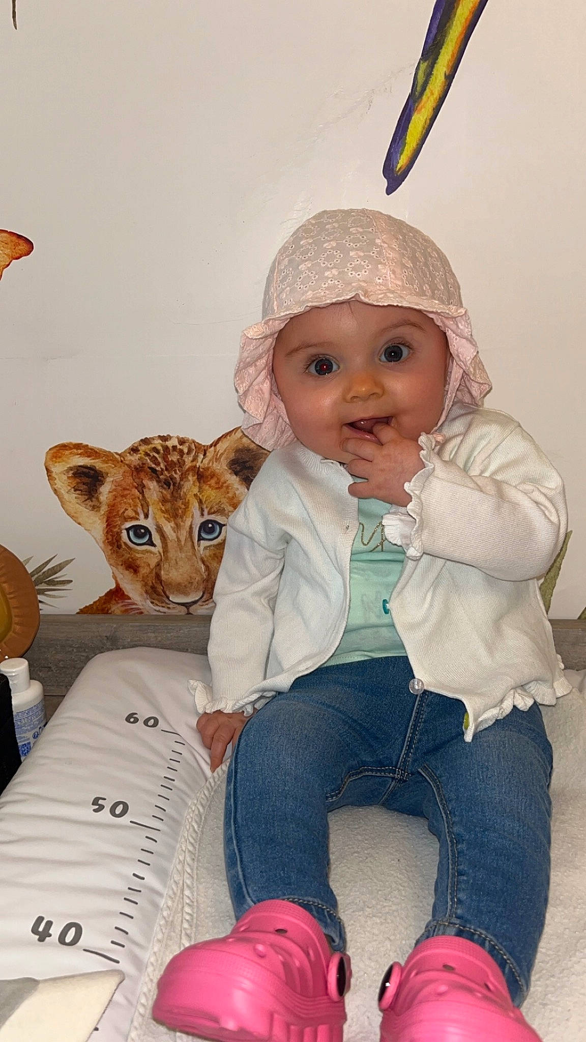 Cassy participe au concours pour gagner de l'argent avec cette photo : baby, baby_toddler_clothing, cap, carnivore, cat, child, costume_hat, eye, fashion_accessory, fawn, felidae, happy, hat, head, headwear, person, sitting, skin, sleeve, small_to_medium_sized_cats