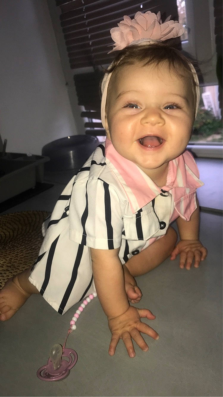 Diane participe au concours pour gagner de l'argent avec cette photo : baby, baby_toddler_clothing, cheek, child, collar, comfort, dress_shirt, elbow, flash_photography, flooring, fun, happy, pattern, person, room, sitting, sleeve, smile, t_shirt, thumb