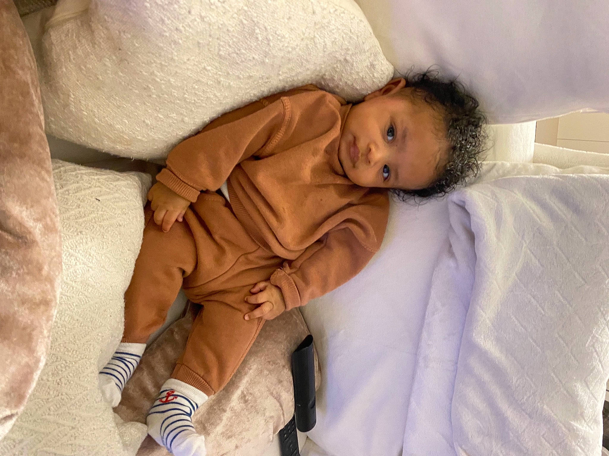 Souleymane participe au concours pour gagner de l'argent avec cette photo : baby, baby_products, baby_sleeping, bedtime, cheek, child, comfort, gesture, human_body, human_leg, joint, knee, linens, nap, nose, person, skin, textile, toddler, vertebrate