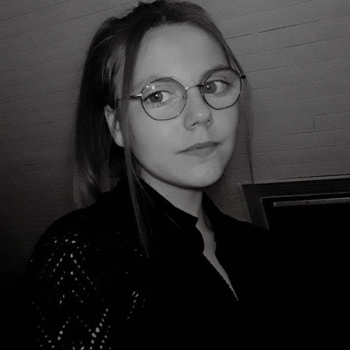 Jessica participe au concours pour gagner de l'argent avec cette photo : black_hair, chin, clothing, cool, eyebrow, eyewear, forehead, glasses, hair, hairstyle, head, iris, jaw, lip, mouth, neck, person, portrait, portrait_photography, snapshot