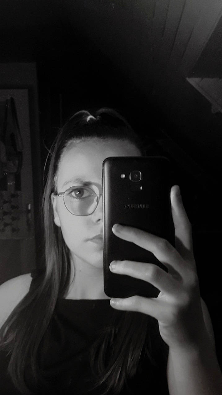Jessica a rejoint le concours — aidez-le/la à gagner de superbes lots ! black, black_hair, communication_device, display_device, everyday_carry, gadget, long_hair, mobile_device, mobile_phone, mobile_phone_accessories, monochrome, multimedia, person, photography, portable_communications_device, selfie, smartphone, snapshot, style, telephone