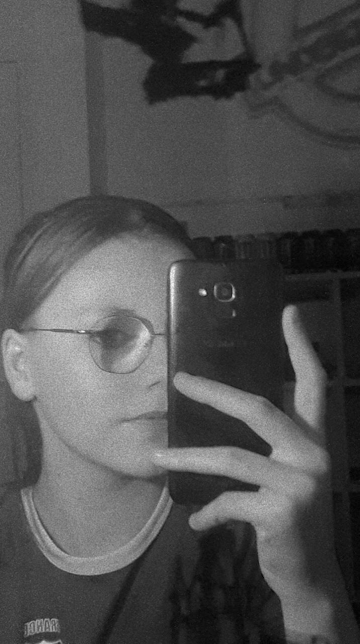 Jessica a rejoint le concours — aidez-le/la à gagner de superbes lots ! black_and_white, body_piercing, cool, eyebrow, finger, gadget, gesture, long_hair, mirror, mobile_phone, monochrome, monochrome_photography, person, portable_communications_device, selfie, snapshot, style, telephony, thumb