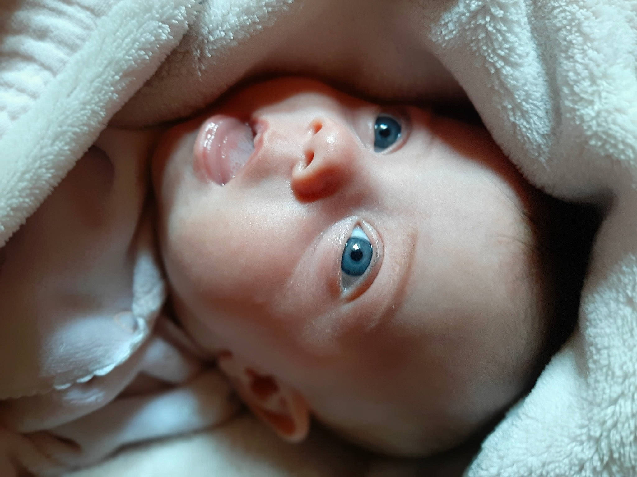 Yasmine a rejoint le concours — aidez-le/la à gagner de superbes lots ! cheek, chin, dress, ear, eye, eyebrow, eyelash, face, forehead, hand, head, human_body, iris, lip, mouth, neck, nose, person, skin, smile