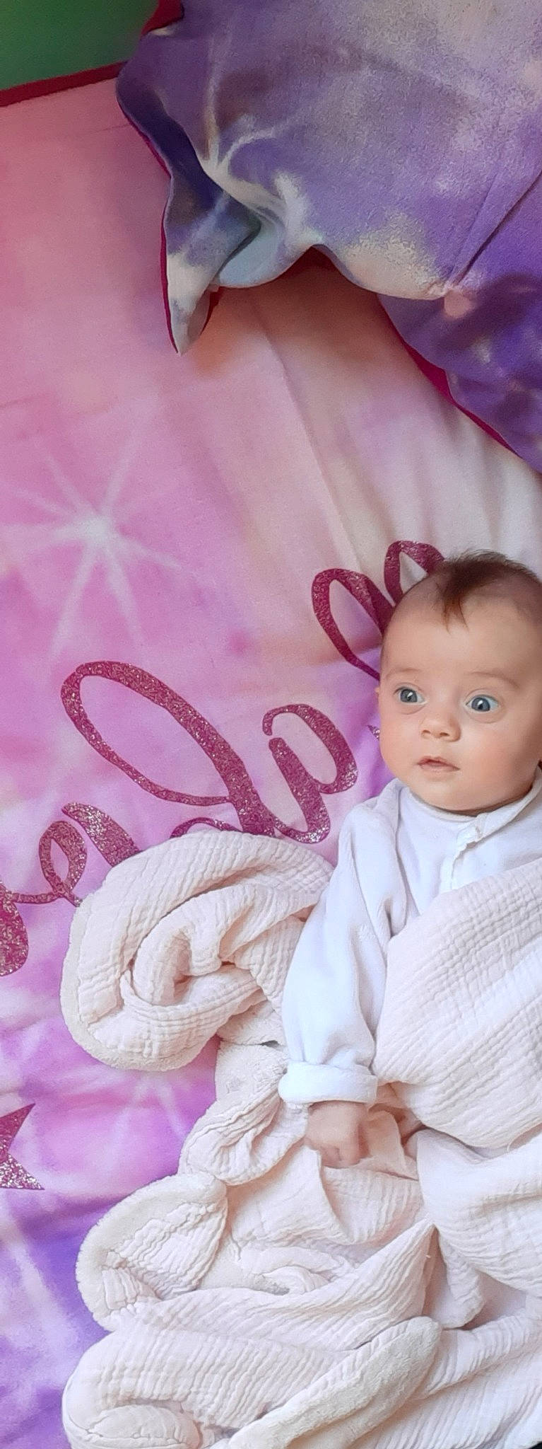 Yasmine a rejoint le concours — aidez-le/la à gagner de superbes lots ! baby, baby_toddler_clothing, beauty, cheek, comfort, finger, happy, headgear, linens, magenta, person, photograph, pink, product, purple, skin, sleeve, textile, toddler, violet