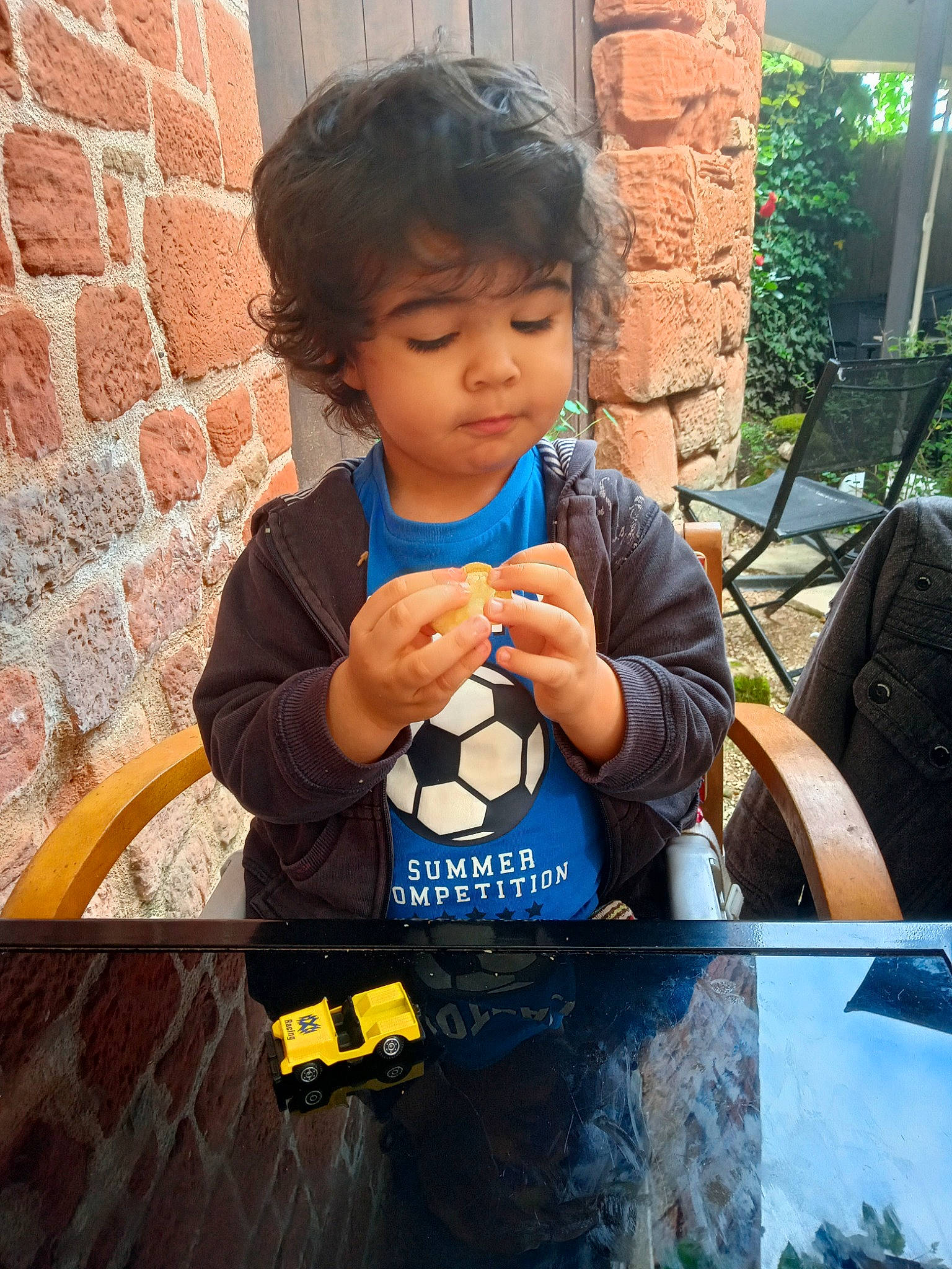 Lukas a rejoint le concours — aidez-le/la à gagner de superbes lots ! arm, chair, child, fruit, fun, hand, happy, human, leisure, morning, person, personal_protective_equipment, plant, play, recreation, sitting, sleeve, t_shirt, toddler, travel