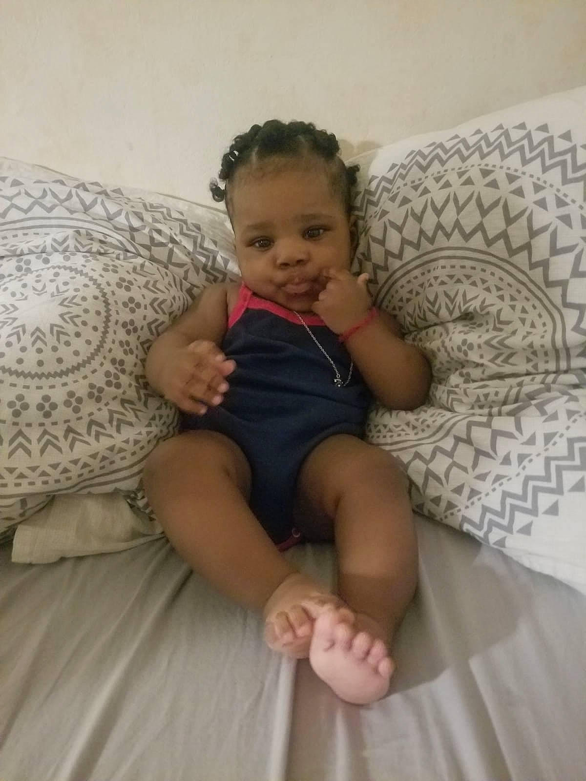 Jenissia a rejoint le concours — aidez-le/la à gagner de superbes lots ! arm, baby, barefoot, child, comfort, finger, leg, person, sitting, skin, sole, thumb, toddler
