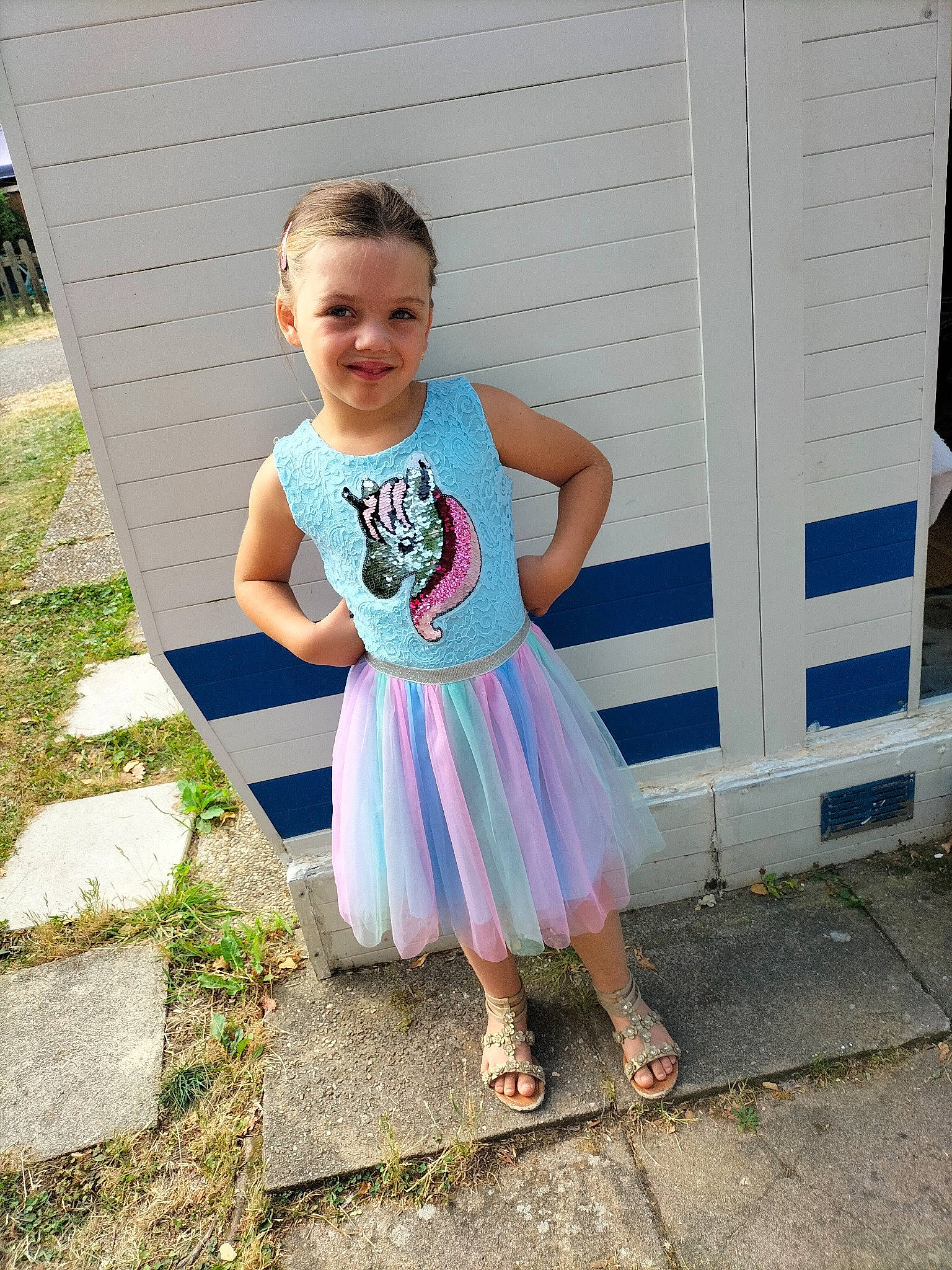 Clémentine participe au concours pour gagner de l'argent avec cette photo : baby_toddler_clothing, child, day_dress, electric_blue, foot, fun, grass, happy, human_leg, joy, magenta, pattern, people_in_nature, person, recreation, sandal, sitting, sleeve, smile, t_shirt