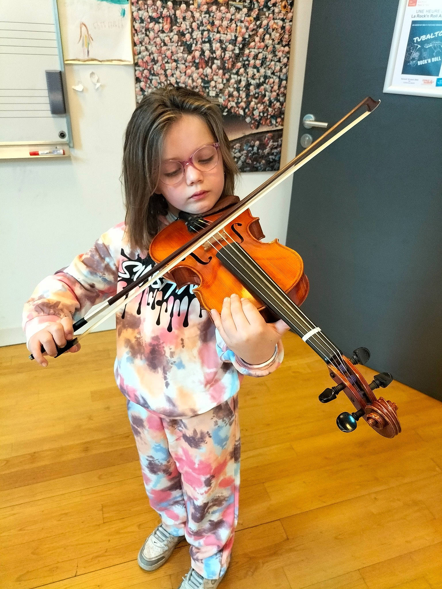 Clémentine a rejoint le concours — aidez-le/la à gagner de superbes lots ! bowed_string_instrument, classical_music, fiddle, folk_instrument, music, musical_instrument, musician, person, picture_frame, plucked_string_instruments, smile, string_instrument, varnish, viola, violin, violin_family, violinist, violist, violone, wood