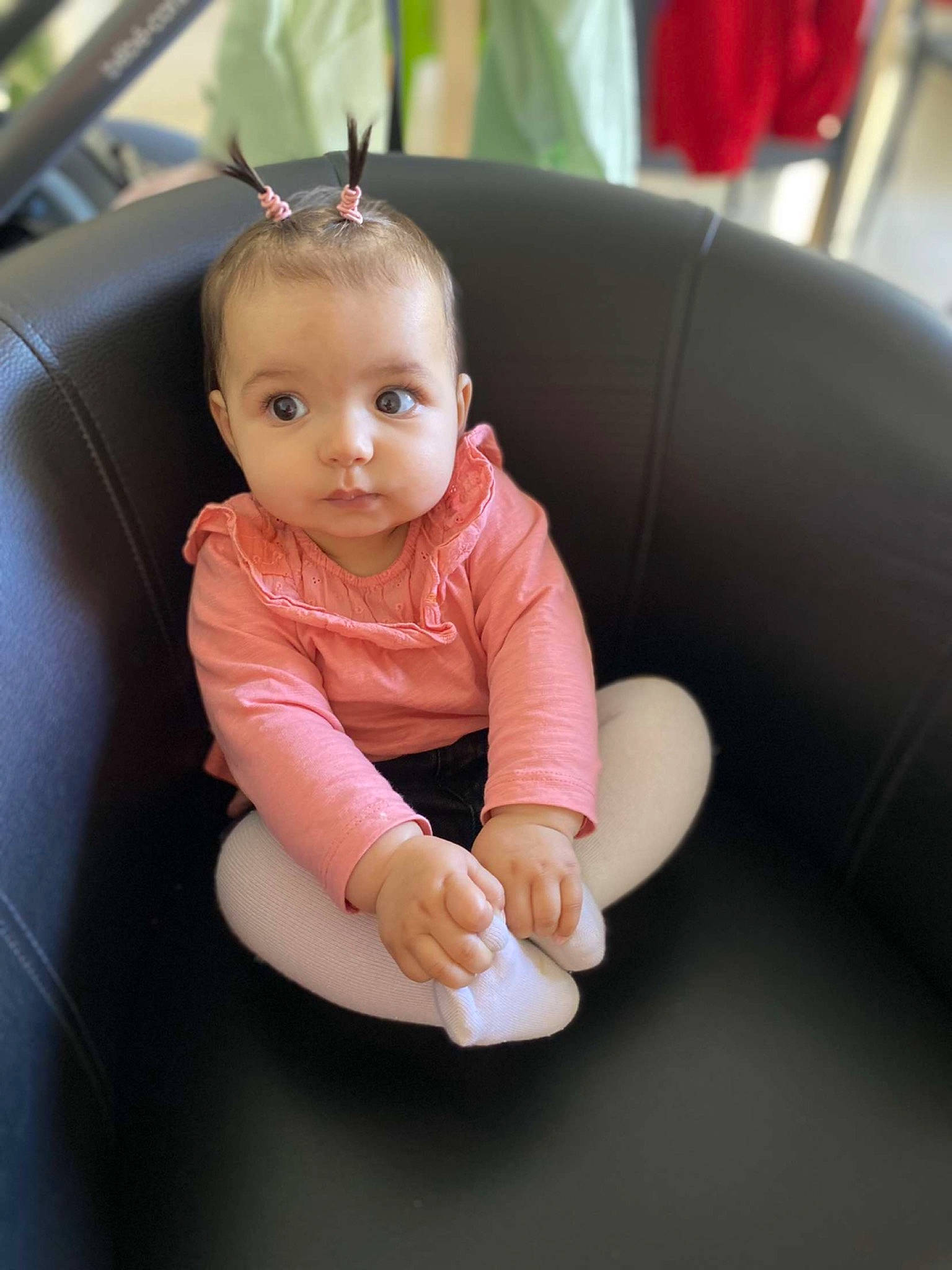 Shayana participe au concours pour gagner de l'argent avec cette photo : auto_part, automotive_design, baby, baby_toddler_clothing, car_seat, child, comfort, flooring, foot, gadget, human_leg, knee, leisure, luxury_vehicle, nail, nose, person, sitting, sleeve, thumb