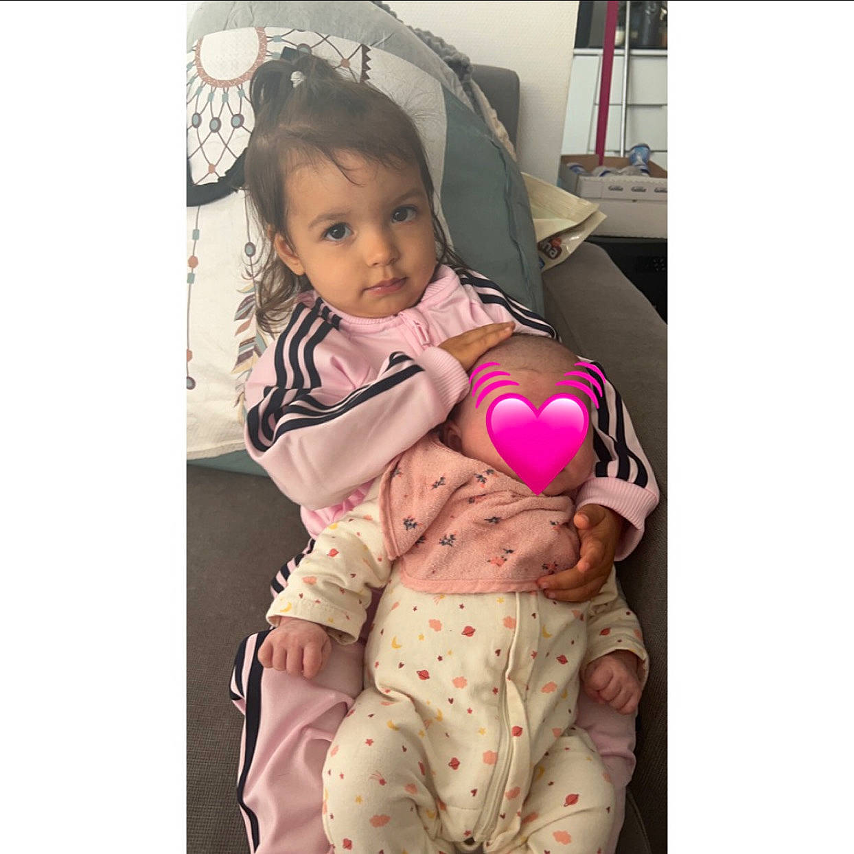 Shayana a rejoint le concours — aidez-le/la à gagner de superbes lots ! abdomen, arm, baby, baby_products, baby_toddler_clothing, comfort, eye, eyelash, finger, hand, happy, human_body, person, pink, selfie, skin, sleeve, stuffed_toy, t_shirt, thumb