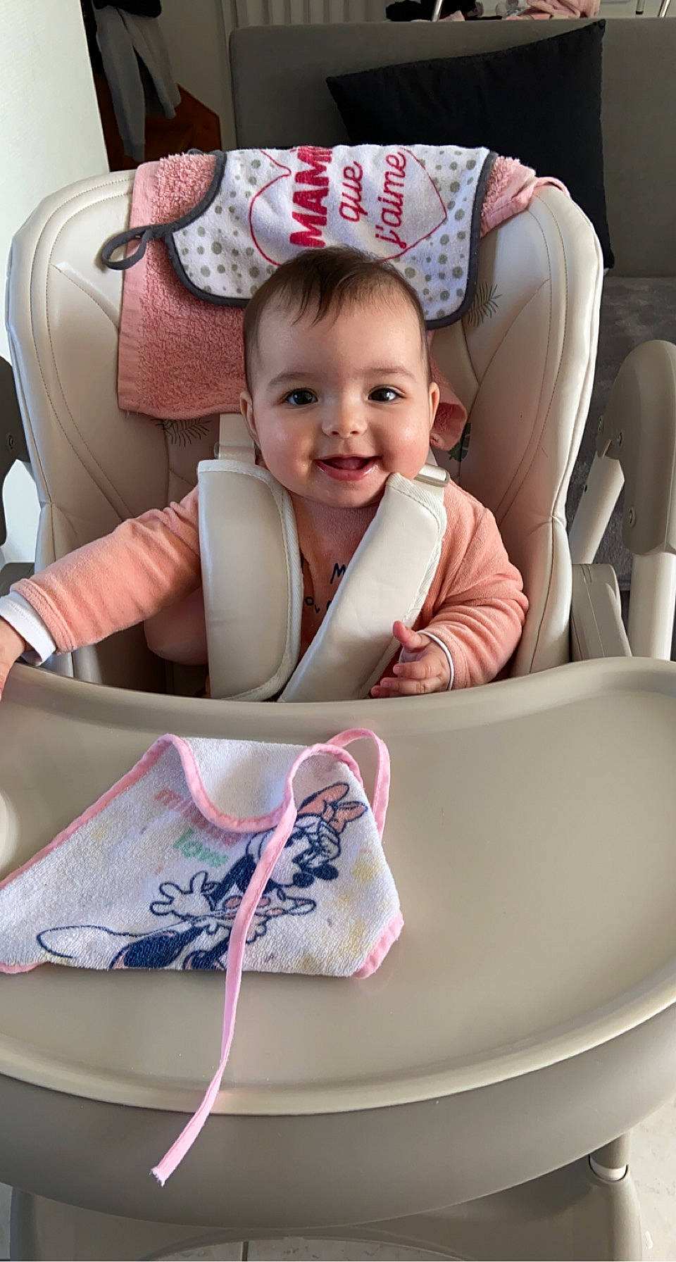 Shayana a rejoint le concours — aidez-le/la à gagner de superbes lots ! automotive_design, baby, baby_products, baby_toddler_clothing, car_seat, child, comfort, face, fashion_accessory, happy, joy, linens, pattern, person, pink, product, sitting, sleeve, smile, toddler