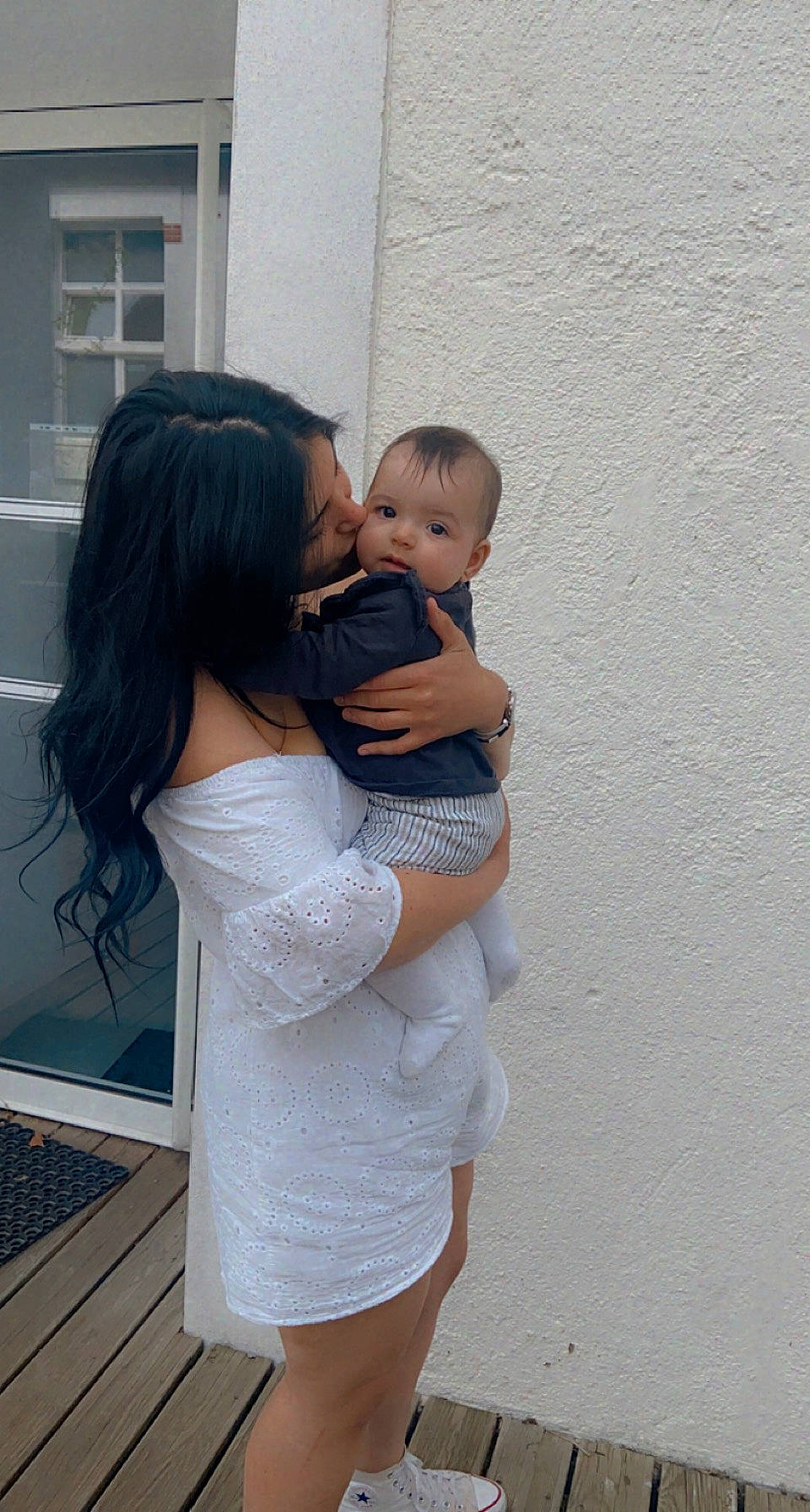 Shayana participe au concours pour gagner de l'argent avec cette photo : baby, black_hair, child, elbow, fun, gesture, happy, interaction, joint, person, shoulder, sitting, skin, sleeve, standing, t_shirt, thigh, toddler, trunk, waist