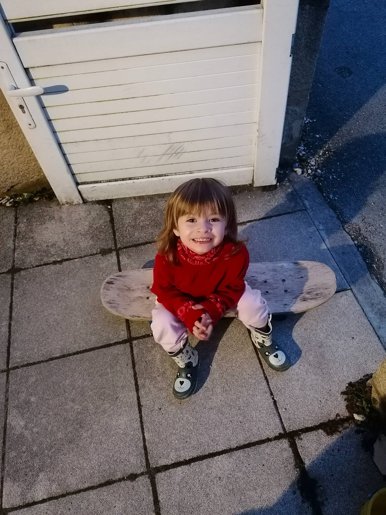 Lyna a rejoint le concours — aidez-le/la à gagner de superbes lots ! asphalt, child, city, concrete, flooring, grass, human_leg, joy, leaf, leisure, person, road_surface, shadow, sidewalk, sitting, soil, standing, street, tints_and_shades, toddler