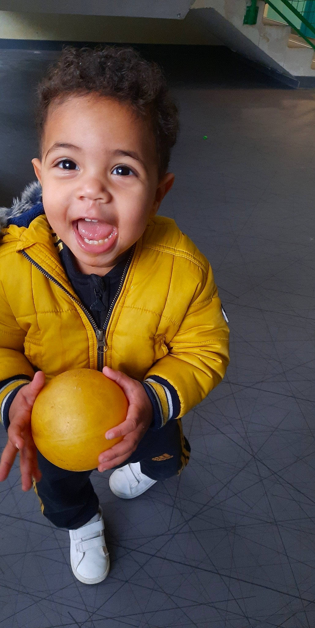 Imrân participe au concours pour gagner de l'argent avec cette photo : ball, child, fruit, person, plant, smile, toddler, yellow