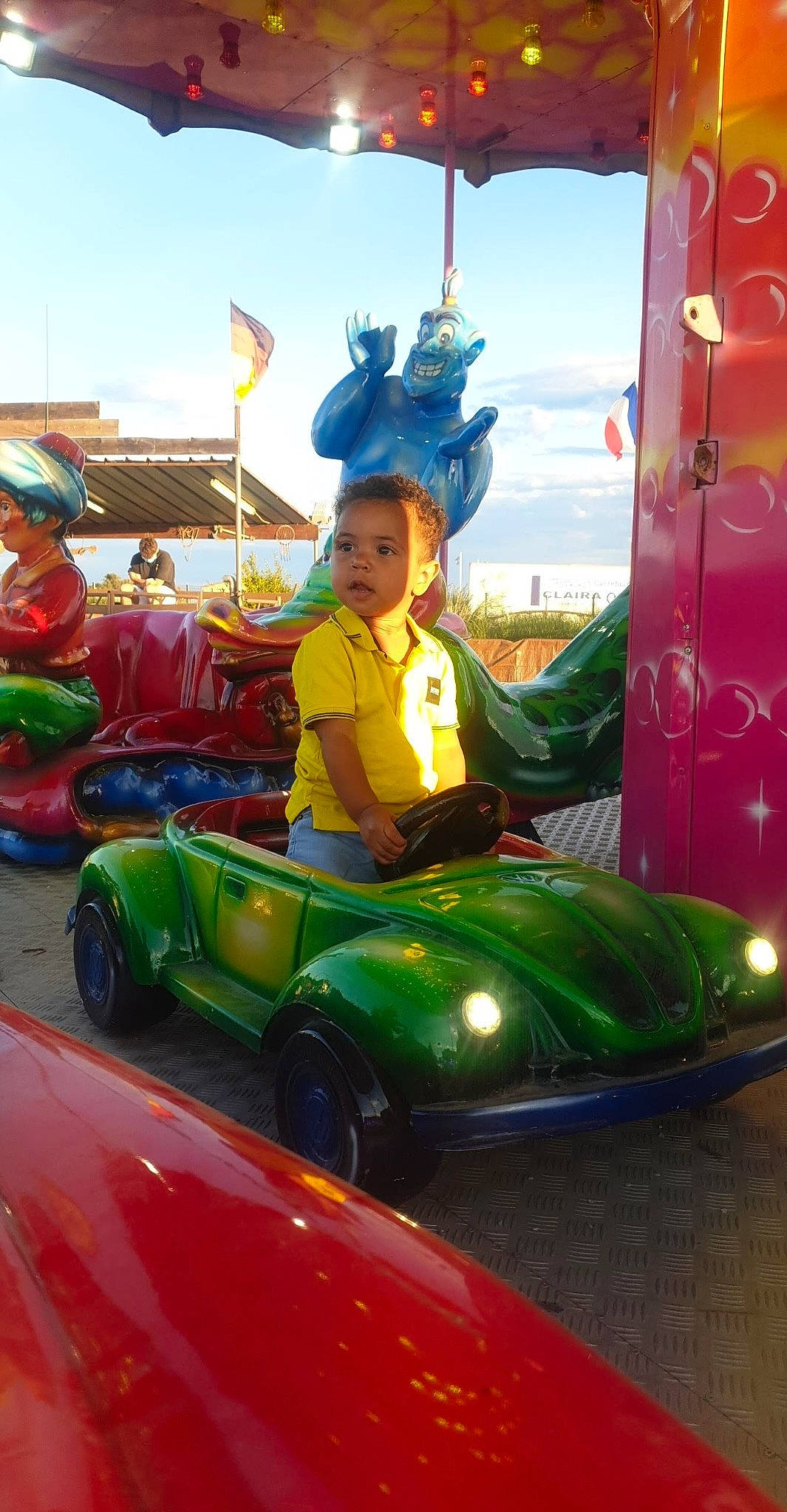 Imrân participe au concours pour gagner de l'argent avec cette photo : amusement_park, amusement_ride, automotive_exterior, car, fun, leisure, person, recreation, vehicle