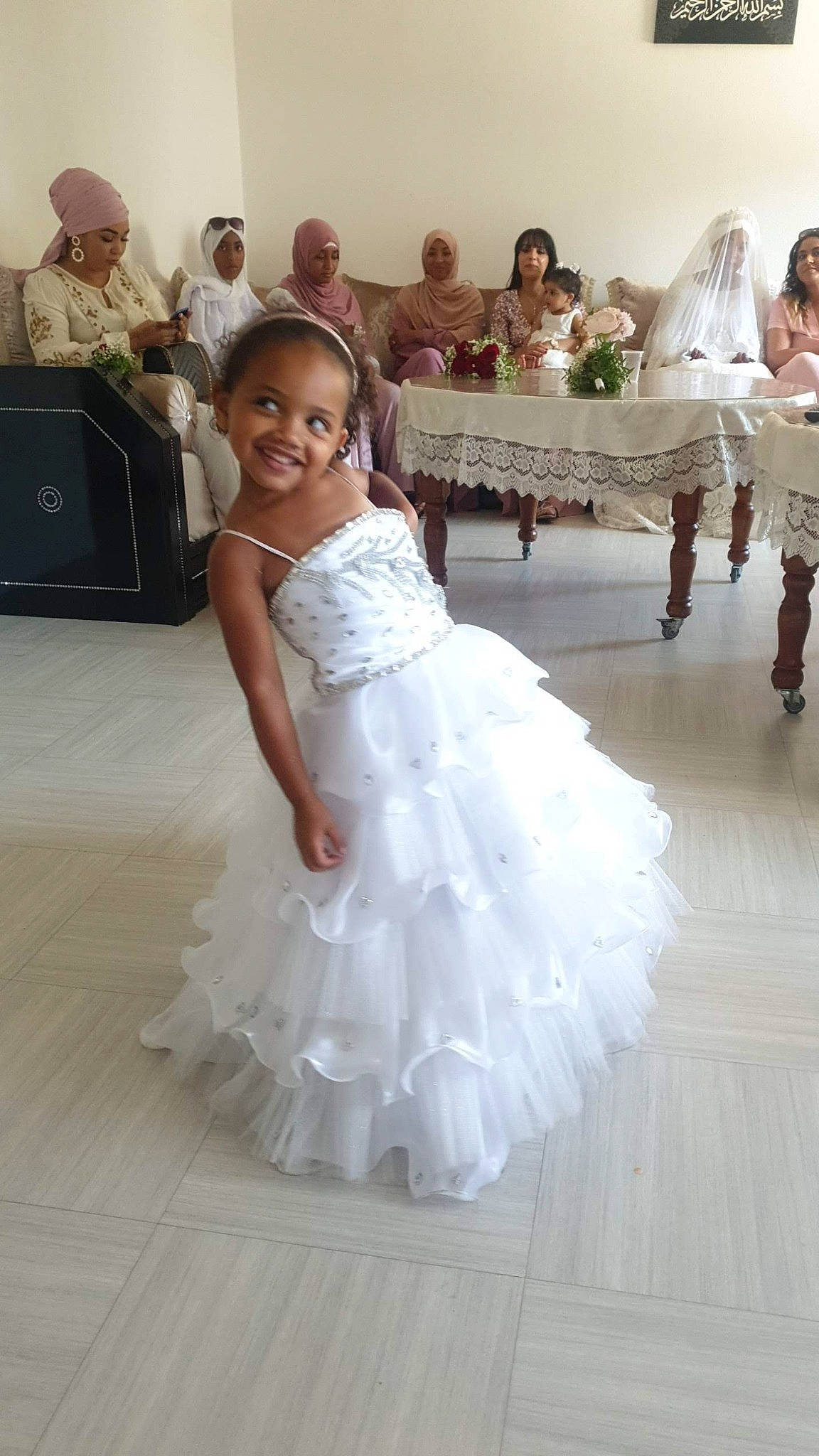 Assiya a rejoint le concours — aidez-le/la à gagner de superbes lots ! bridal_clothing, bridal_party_dress, bride, ceremony, child, clothing, dress, event, fashion_accessory, floor, flooring, gown, happy, haute_couture, headwear, joy, person, shoulder, smile, wedding