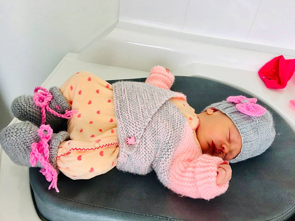 Aurore a rejoint le concours — aidez-le/la à gagner de superbes lots ! baby, baby_products, baby_sleeping, baby_toddler_clothing, baby_toys, beanie, child, crochet, headgear, headwear, pattern, person, pink, product, toddler, wool