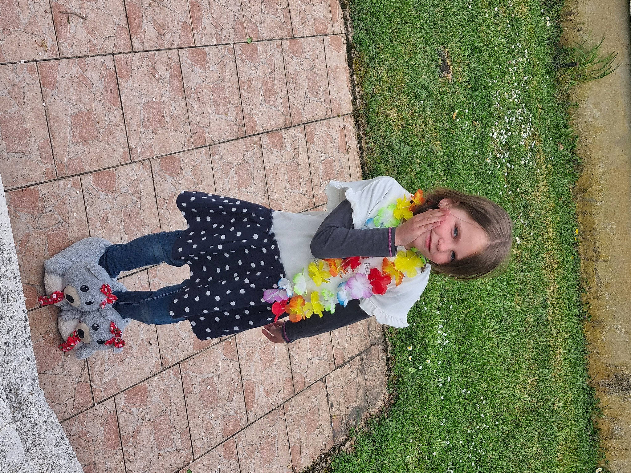 Méryl a rejoint le concours — aidez-le/la à gagner de superbes lots ! child, cobblestone, flooring, flower, fun, grass, groundcover, happy, human_leg, lawn, leisure, pattern, people_in_nature, person, plant, recreation, road_surface, shrub, sidewalk, sitting