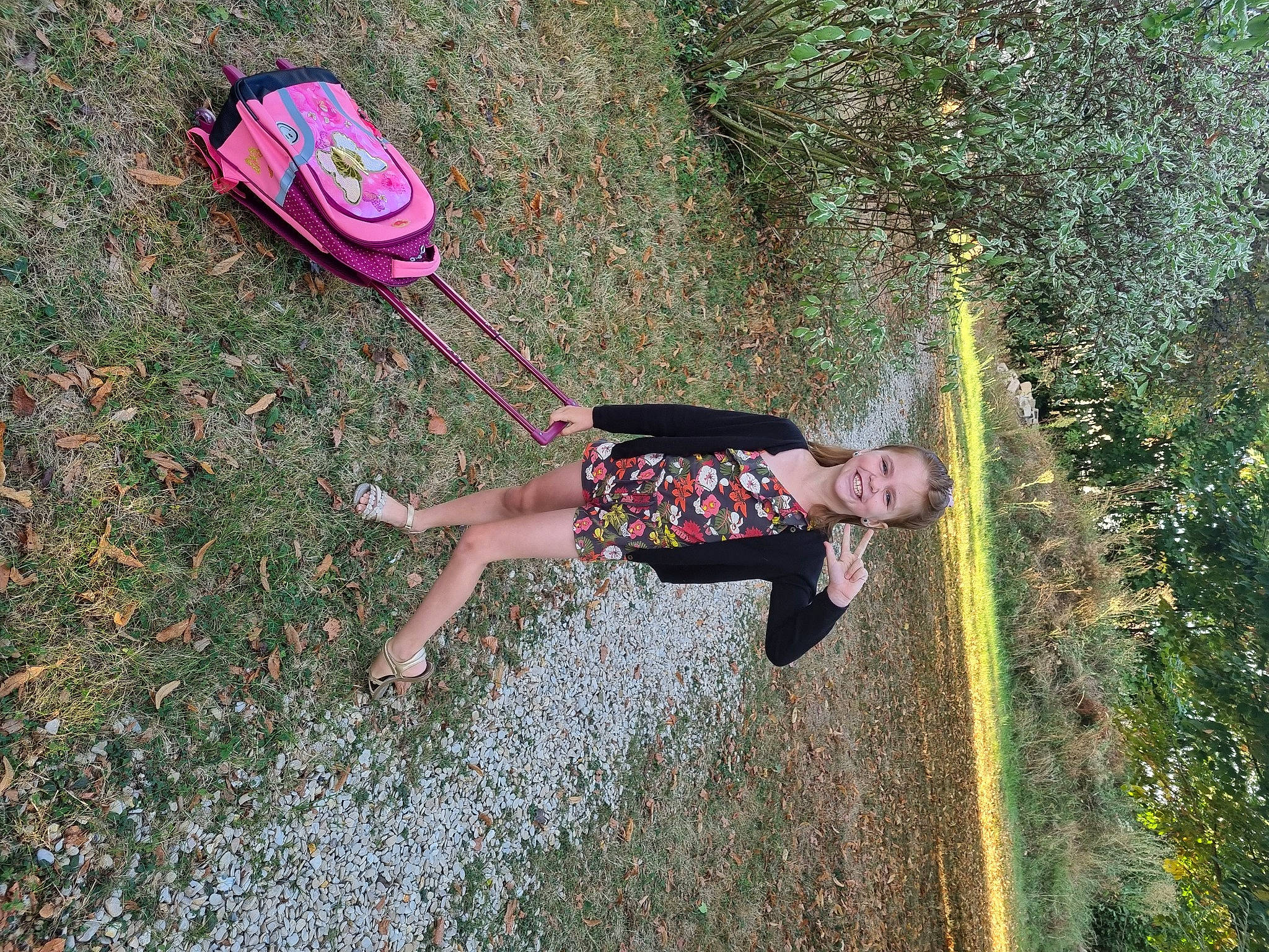 Méryl a rejoint le concours — aidez-le/la à gagner de superbes lots ! adventure, barefoot, fun, grass, grass_family, happy, joy, landscape, leaf, leisure, people_in_nature, person, plant, recreation, shadow, shrub, soil, thigh, tree