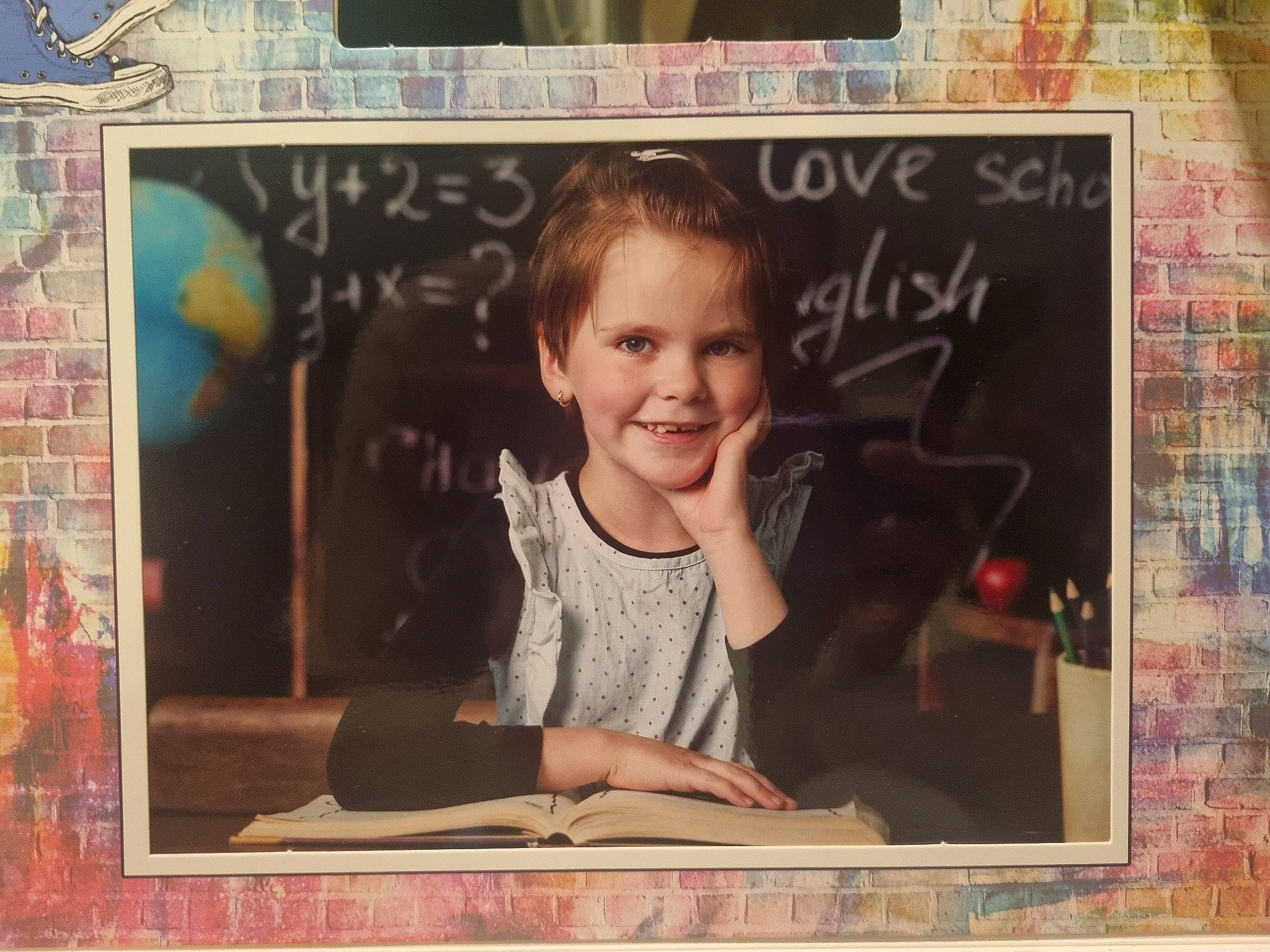 Méryl participe au concours pour gagner de l'argent avec cette photo : art, blackboard, brown, cheek, child, collectable, fun, handwriting, happy, human, joy, organ, pattern, person, picture_frame, rectangle, room, smile, toddler, vintage_clothing