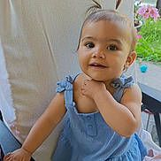 Margaux a rejoint le concours — aidez-le/la à gagner de superbes lots ! arm, baby, blue_dress, chair, child, cushion, cute, daylight, flower, greenery, hand, happy, outdoor, person, pony_tail, portrait, seat, skin, smiling, toddler