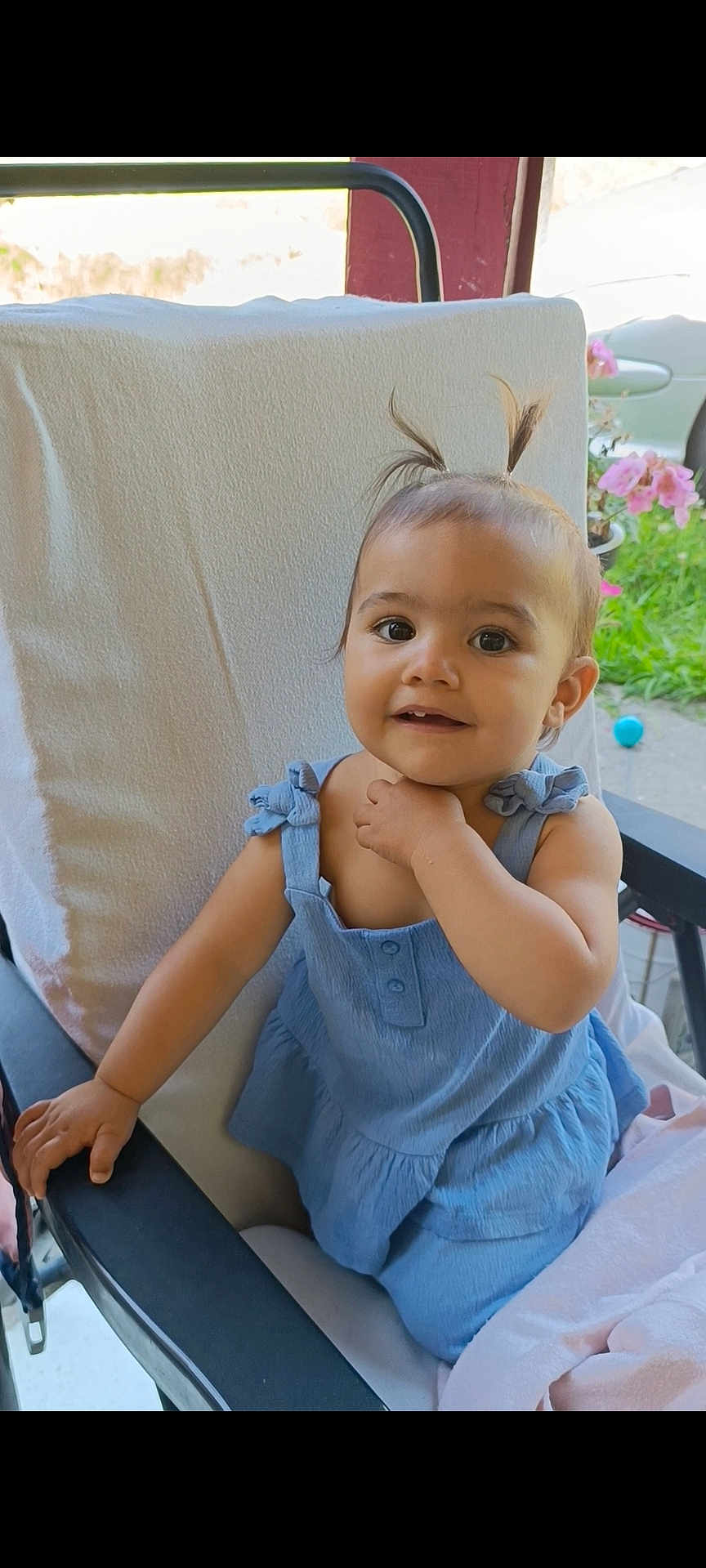 Margaux a rejoint le concours — aidez-le/la à gagner de superbes lots ! arm, baby, blue_dress, chair, child, cushion, cute, daylight, flower, greenery, hand, happy, outdoor, person, pony_tail, portrait, seat, skin, smiling, toddler