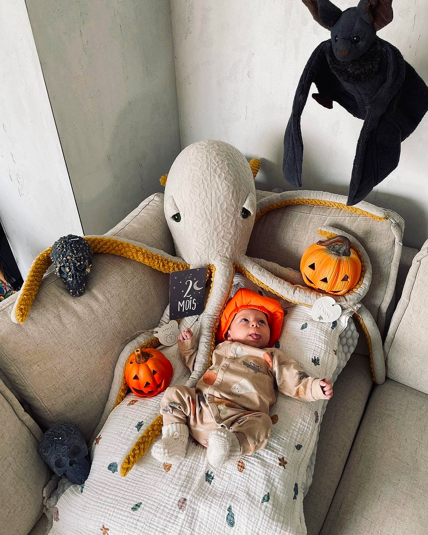 Anaëlle participe au concours pour gagner de l'argent avec cette photo : art, audio_equipment, baby_products, baby_toys, car_seat, carmine, collectable, comfort, fashion_accessory, font, gesture, headwear, metal, person, plastic, plush, room, still_life, still_life_photography, stuffed_toy