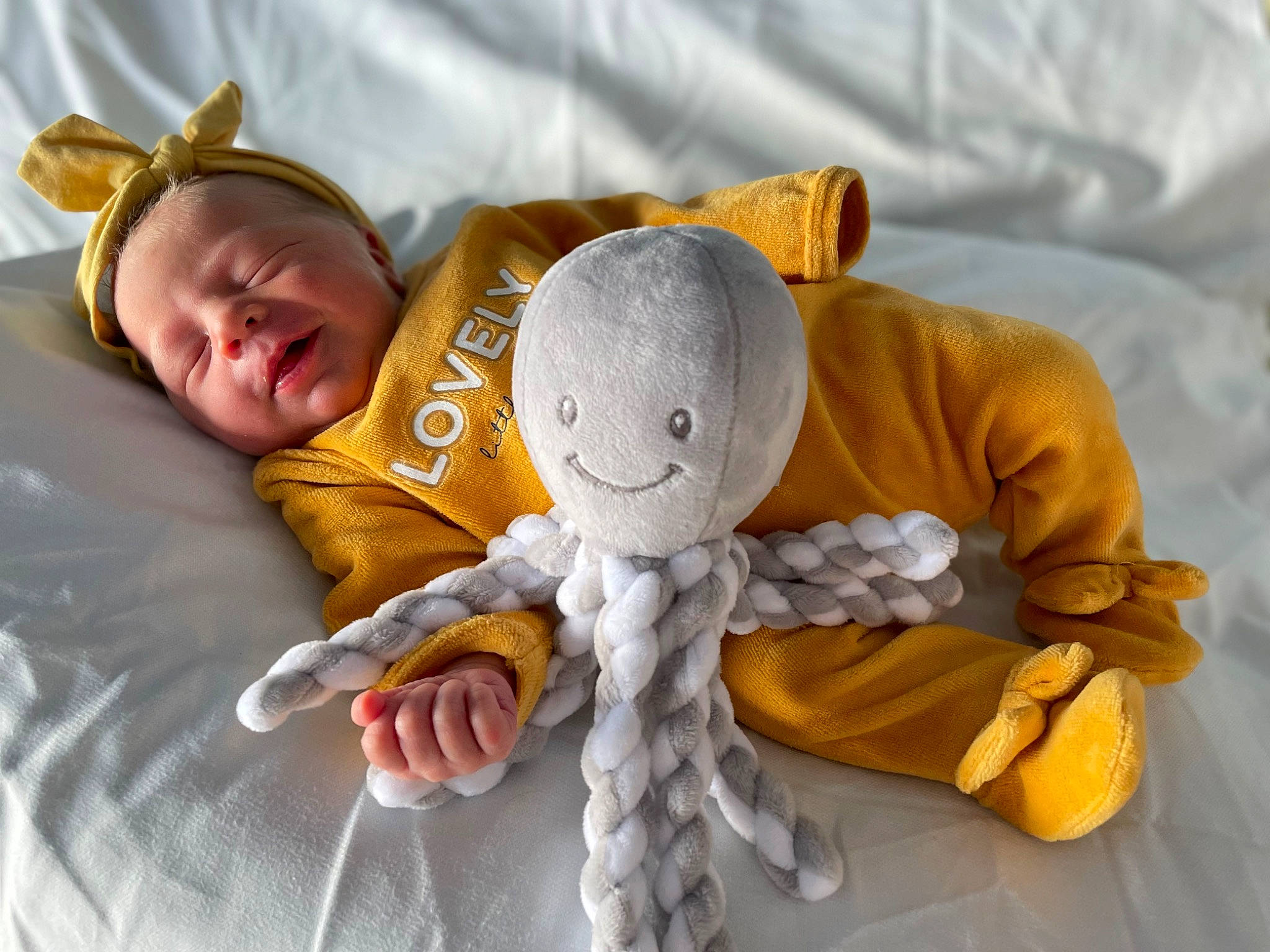 Anaëlle participe au concours pour gagner de l'argent avec cette photo : baby, baby_products, baby_safety, baby_sleeping, baby_toddler_clothing, baby_toys, bed, bedding, child, comfort, happy, linens, person, plush, product, smile, stuffed_toy, teddy_bear, textile, toddler