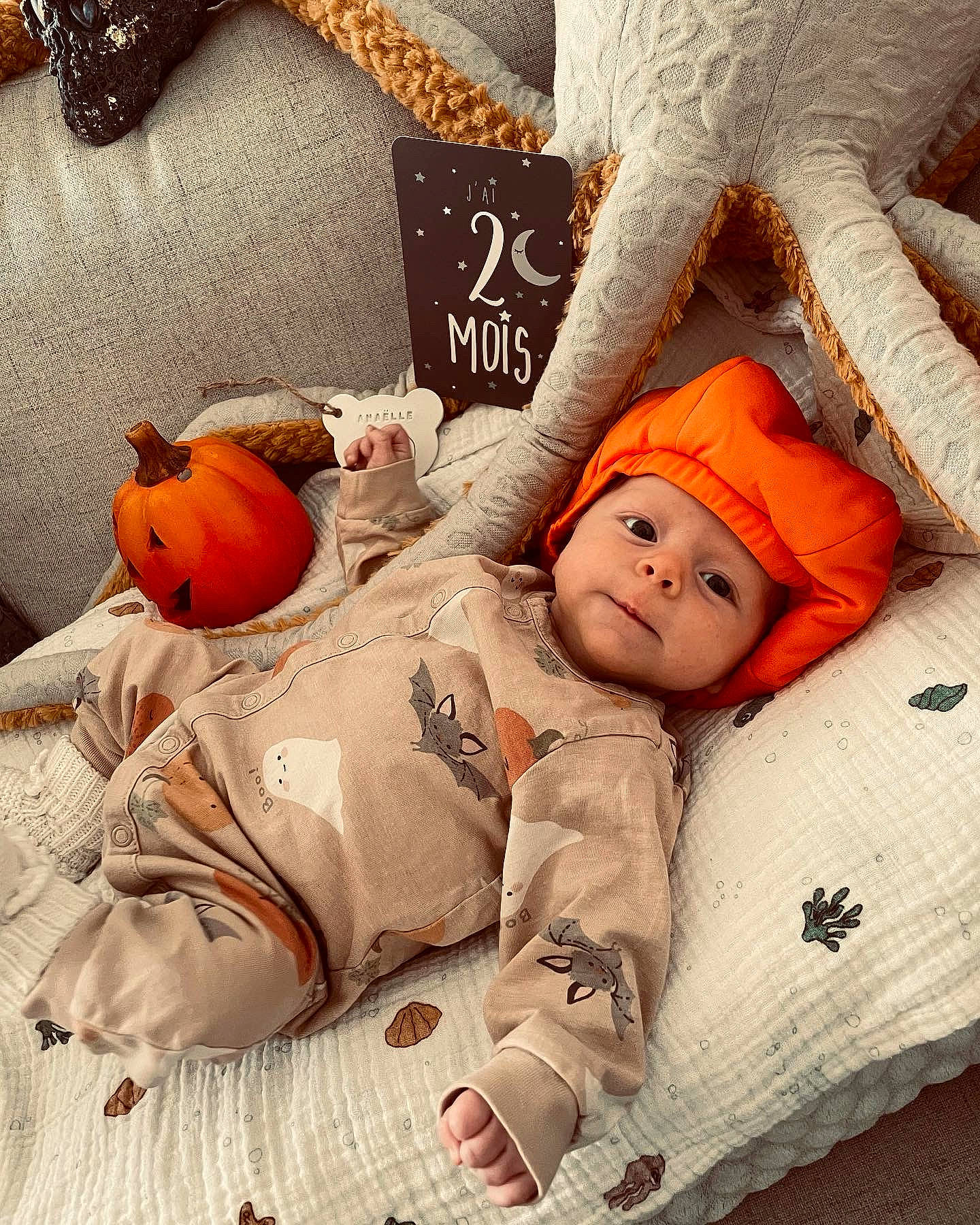 Anaëlle participe au concours pour gagner de l'argent avec cette photo : baby, baby_products, baby_safety, baby_sleeping, baby_toddler_clothing, bedding, bedtime, calabaza, child, comfort, face, fur, head, headwear, linens, orange, person, room, sleeve, textile